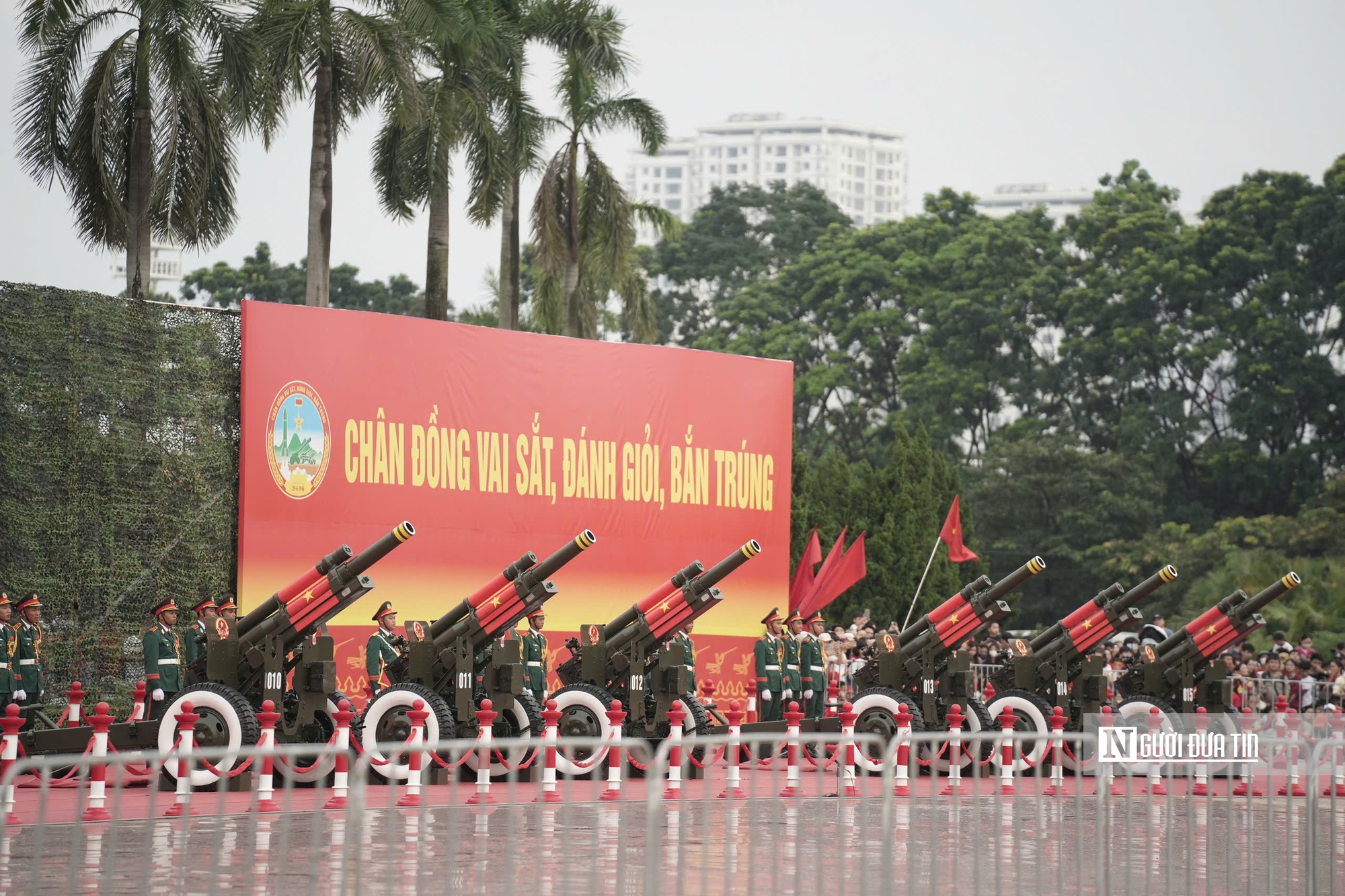 Hàng nghìn ánh mắt dõi theo pháo lễ vang rền tại tổng duyệt A80 - Ảnh 2.