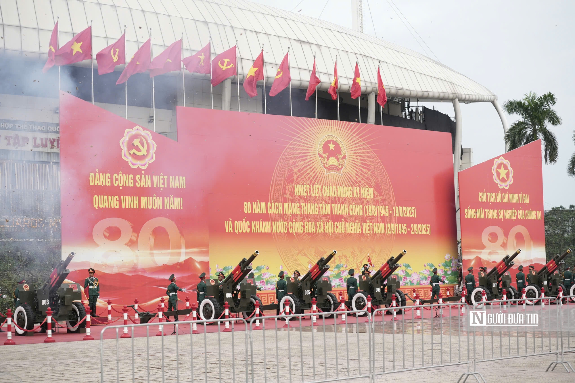 Hàng nghìn ánh mắt dõi theo pháo lễ vang rền tại tổng duyệt A80 - Ảnh 3.