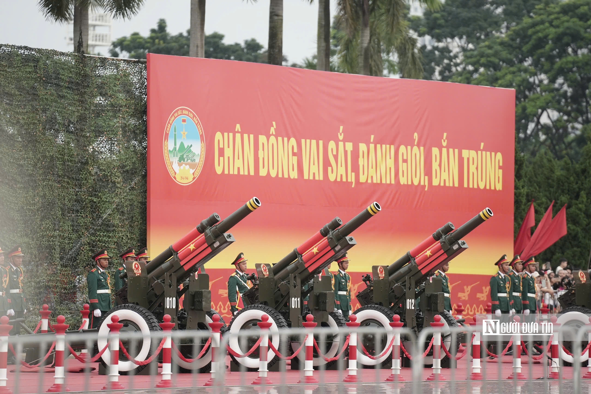 Hàng nghìn ánh mắt dõi theo pháo lễ vang rền tại tổng duyệt A80 - Ảnh 9.