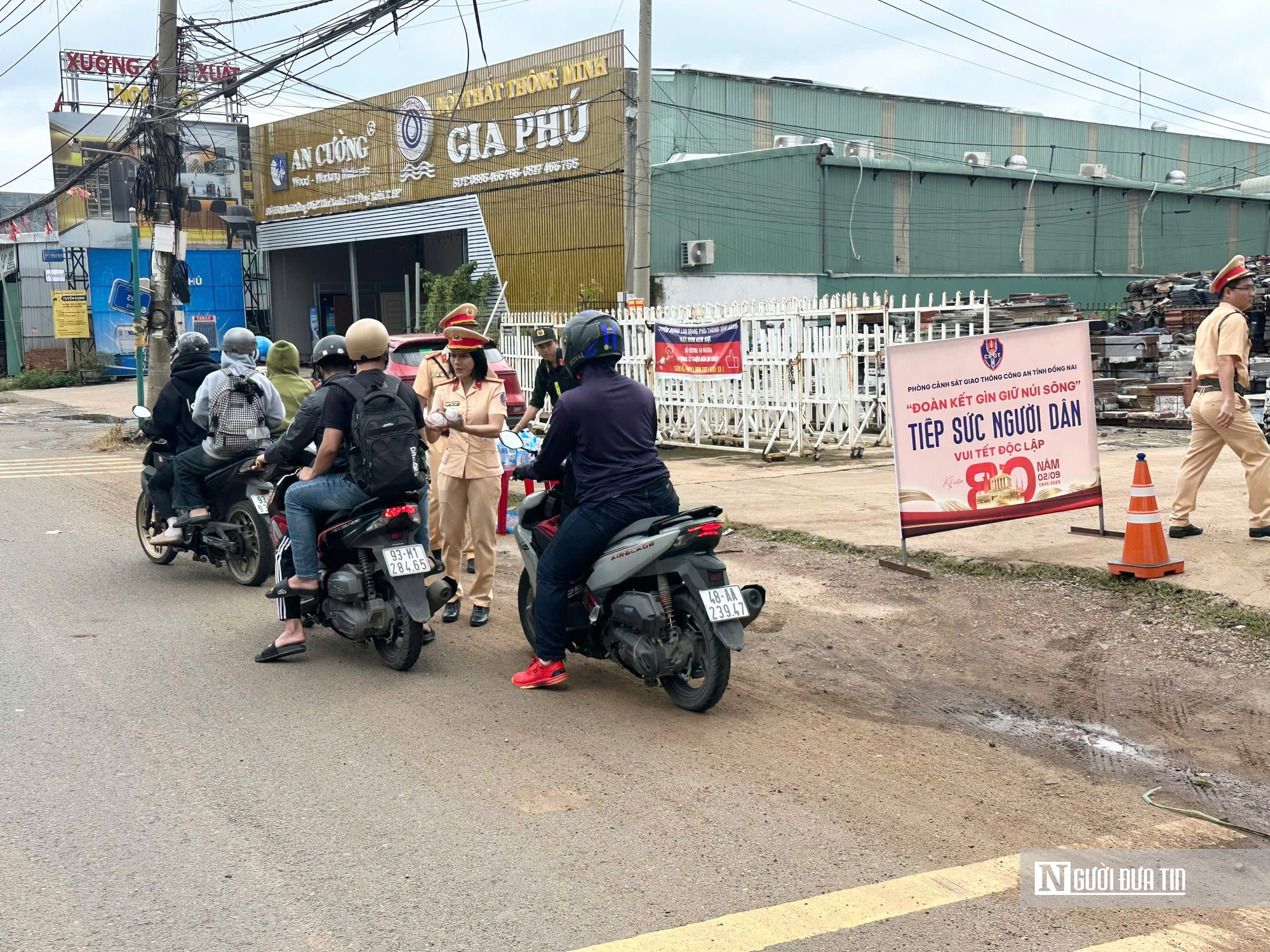 Ấm áp hình ảnh nữ CSGT xinh đẹp phát nước tặng người dân ở Đồng Nai - Ảnh 2.