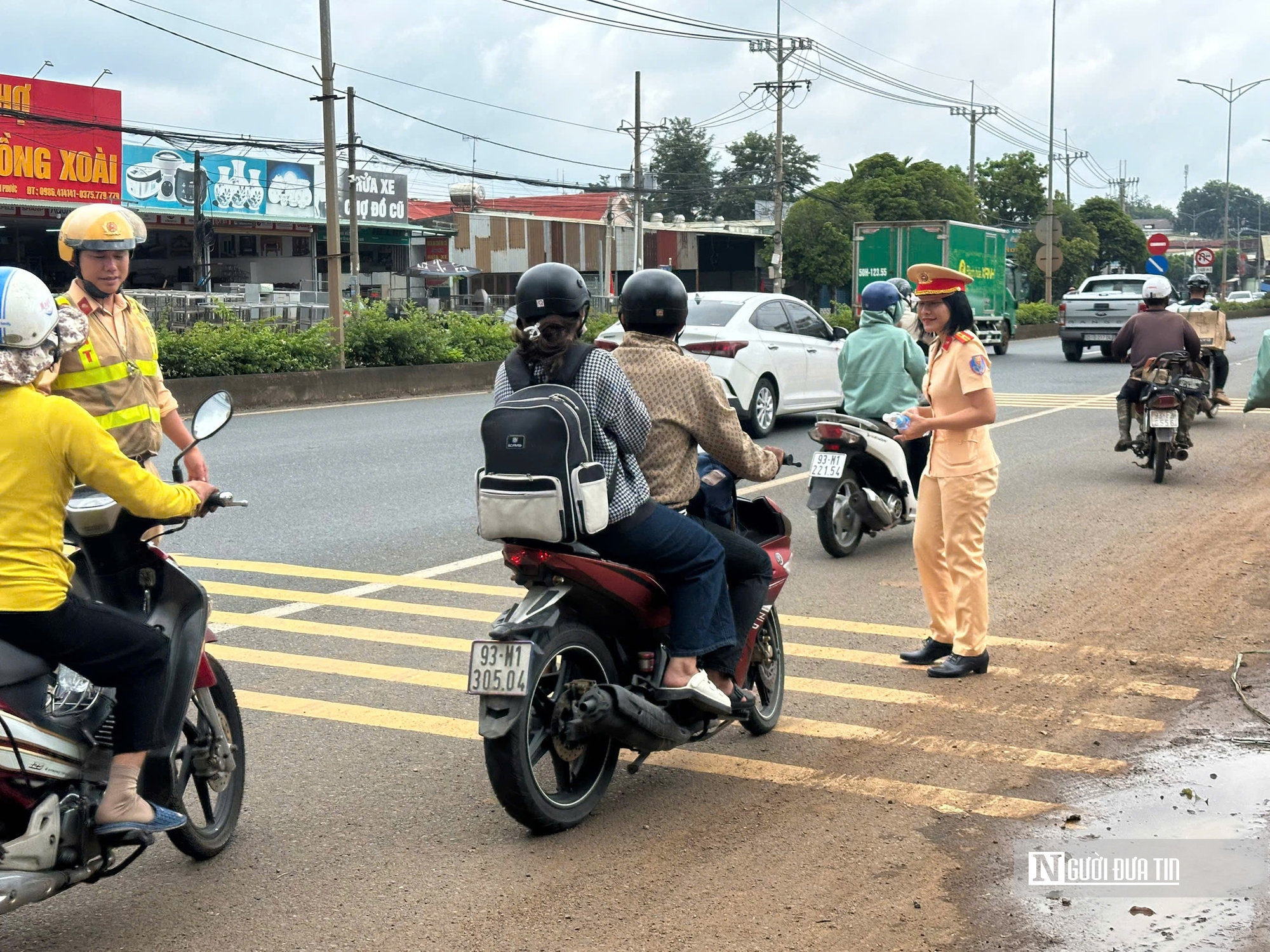 Ấm áp hình ảnh nữ CSGT xinh đẹp phát nước tặng người dân ở Đồng Nai - Ảnh 7.