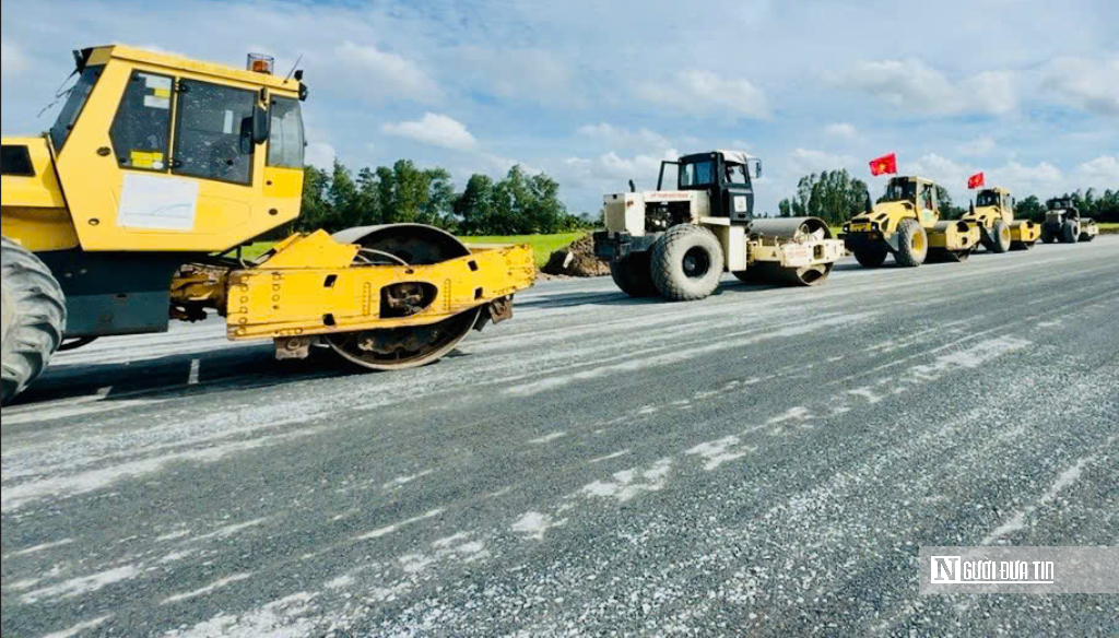 Công nhân đón lễ Quốc khánh trên công trường cao tốc nghìn tỷ- Ảnh 1. Công nhân đón lễ Quốc khánh trên công trường cao tốc nghìn tỷ- Ảnh 1.