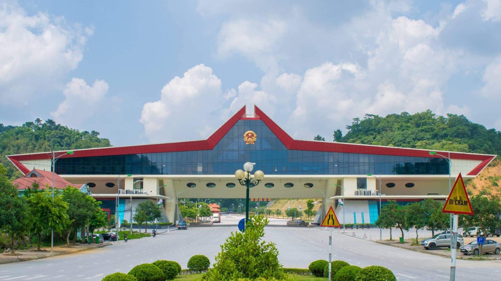 Từ lợi thế “ cửa ngõ” Đông Bắc thành trung tâm giao thương hiện đại- Ảnh 4. Từ lợi thế “ cửa ngõ” Đông Bắc thành trung tâm giao thương hiện đại- Ảnh 4.