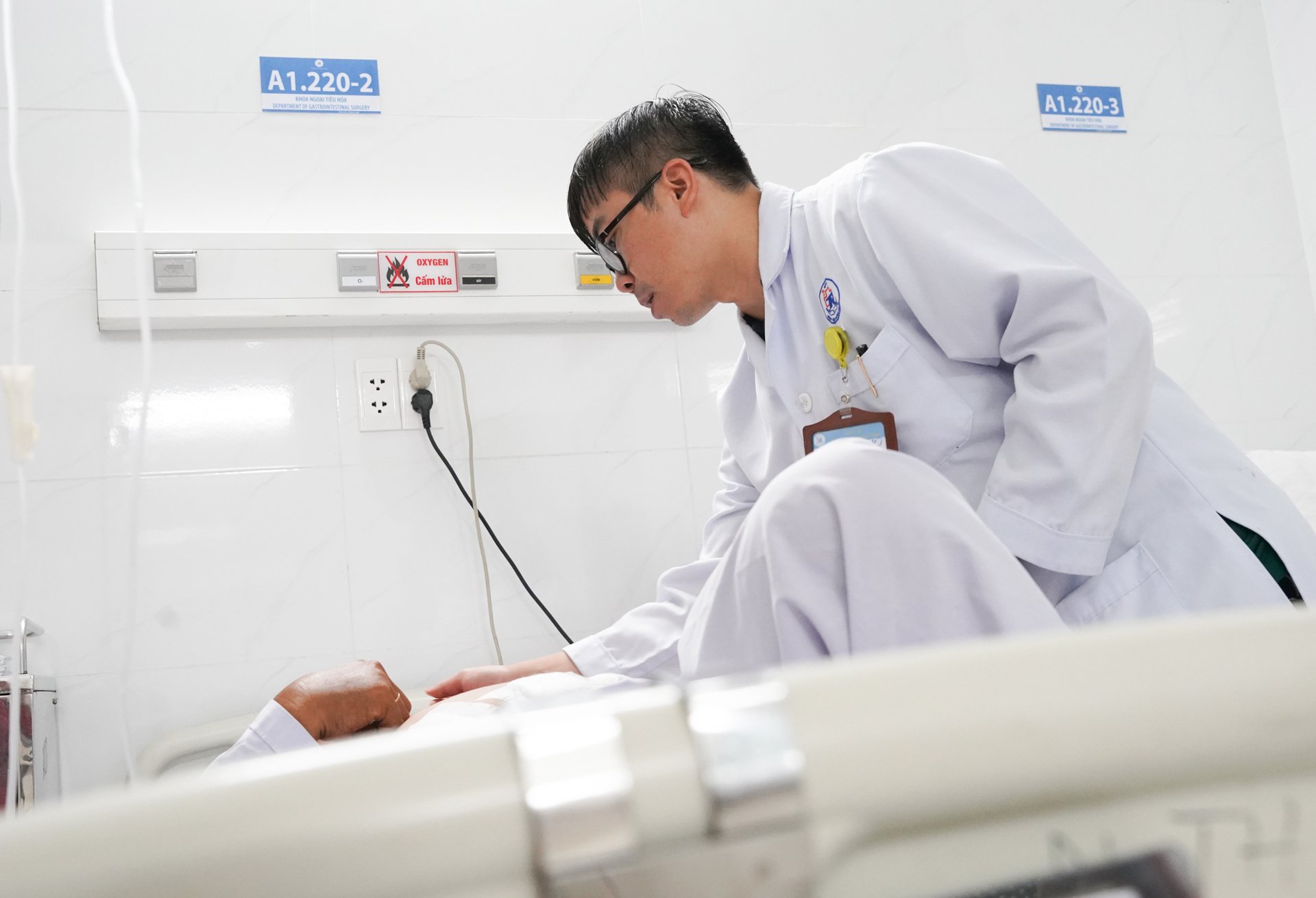Người đàn ông 58 tuổi đau bụng kéo dài, đi khám, bác sĩ phát hiện "bí mật đáng sợ" - Ảnh 2.
