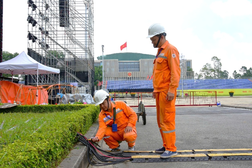 EVNHANOI làm việc không kể ngày đêm đảm bảo nguồn điện an toàn phục vụ Đại lễ 80 năm Quốc khánh 2/9 - Ảnh 2.