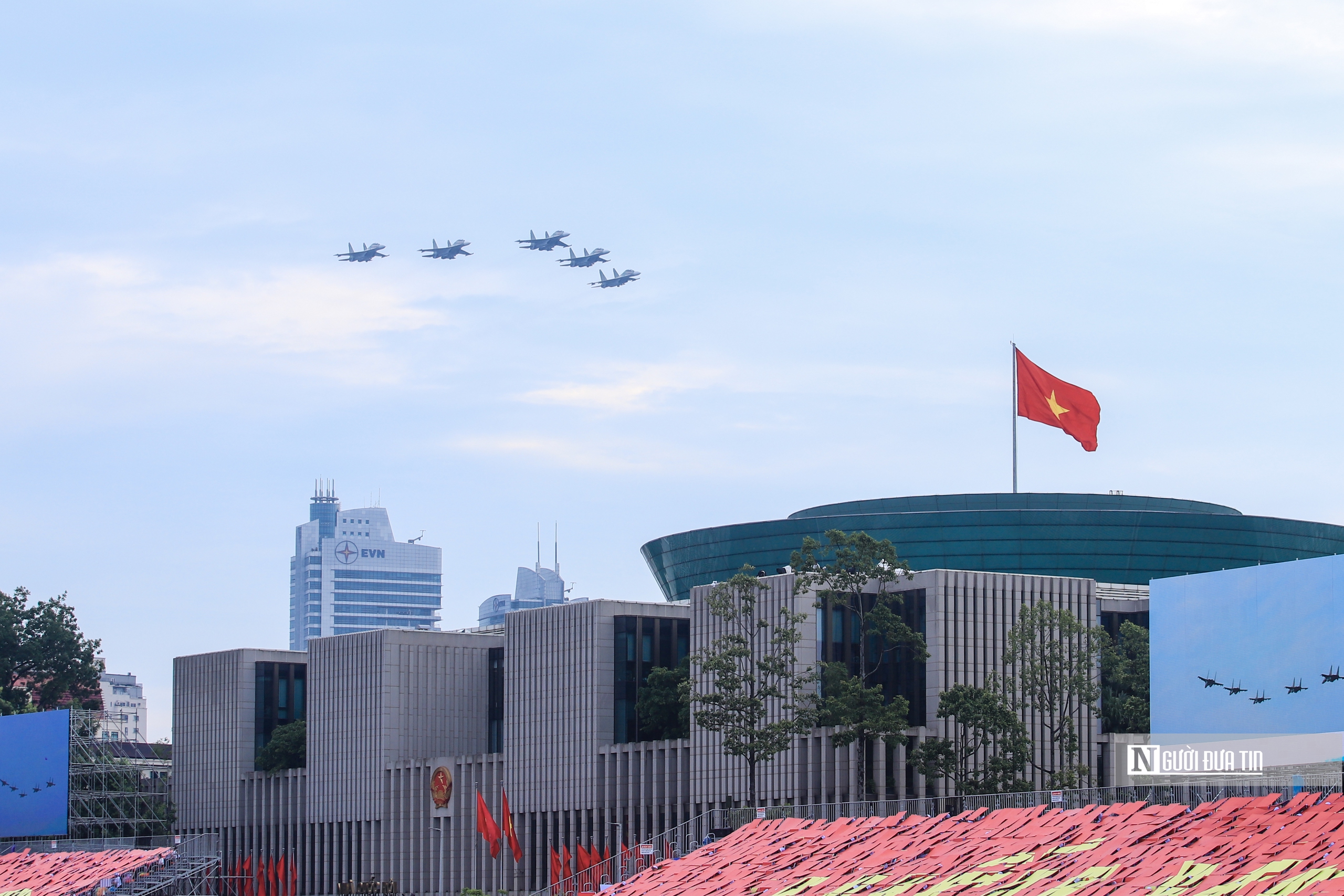 Dàn tiêm kích SU-30MK2 thả bẫy nhiệt trên bầu trời Hà Nội- Ảnh 4. Dàn tiêm kích SU-30MK2 thả bẫy nhiệt trên bầu trời Hà Nội- Ảnh 4.
