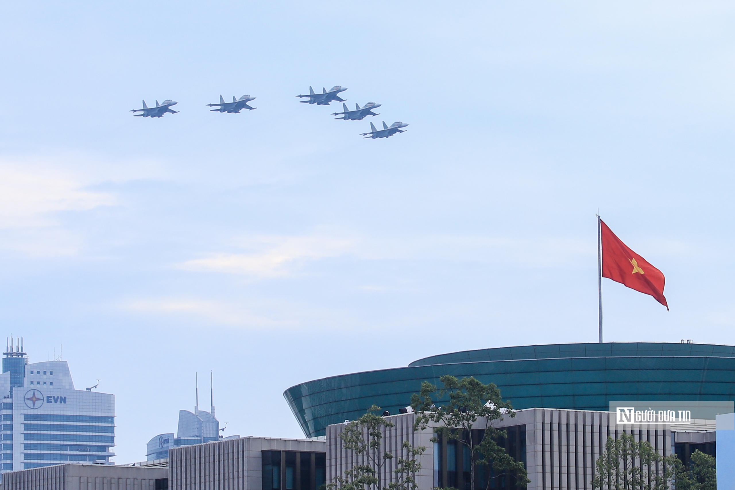 Dàn tiêm kích SU-30MK2 thả bẫy nhiệt trên bầu trời Hà Nội- Ảnh 6. Dàn tiêm kích SU-30MK2 thả bẫy nhiệt trên bầu trời Hà Nội- Ảnh 6.