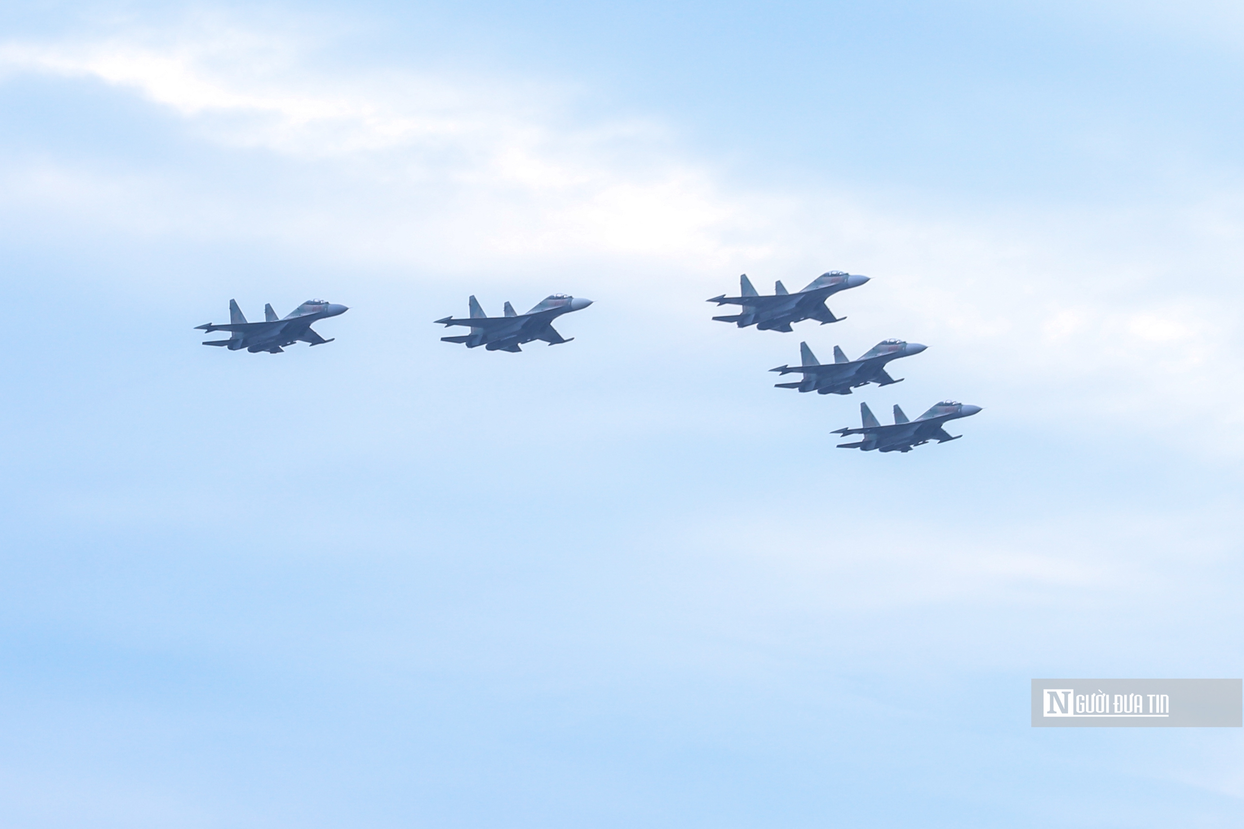 Dàn tiêm kích SU-30MK2 thả bẫy nhiệt trên bầu trời Hà Nội- Ảnh 7. Dàn tiêm kích SU-30MK2 thả bẫy nhiệt trên bầu trời Hà Nội- Ảnh 7.
