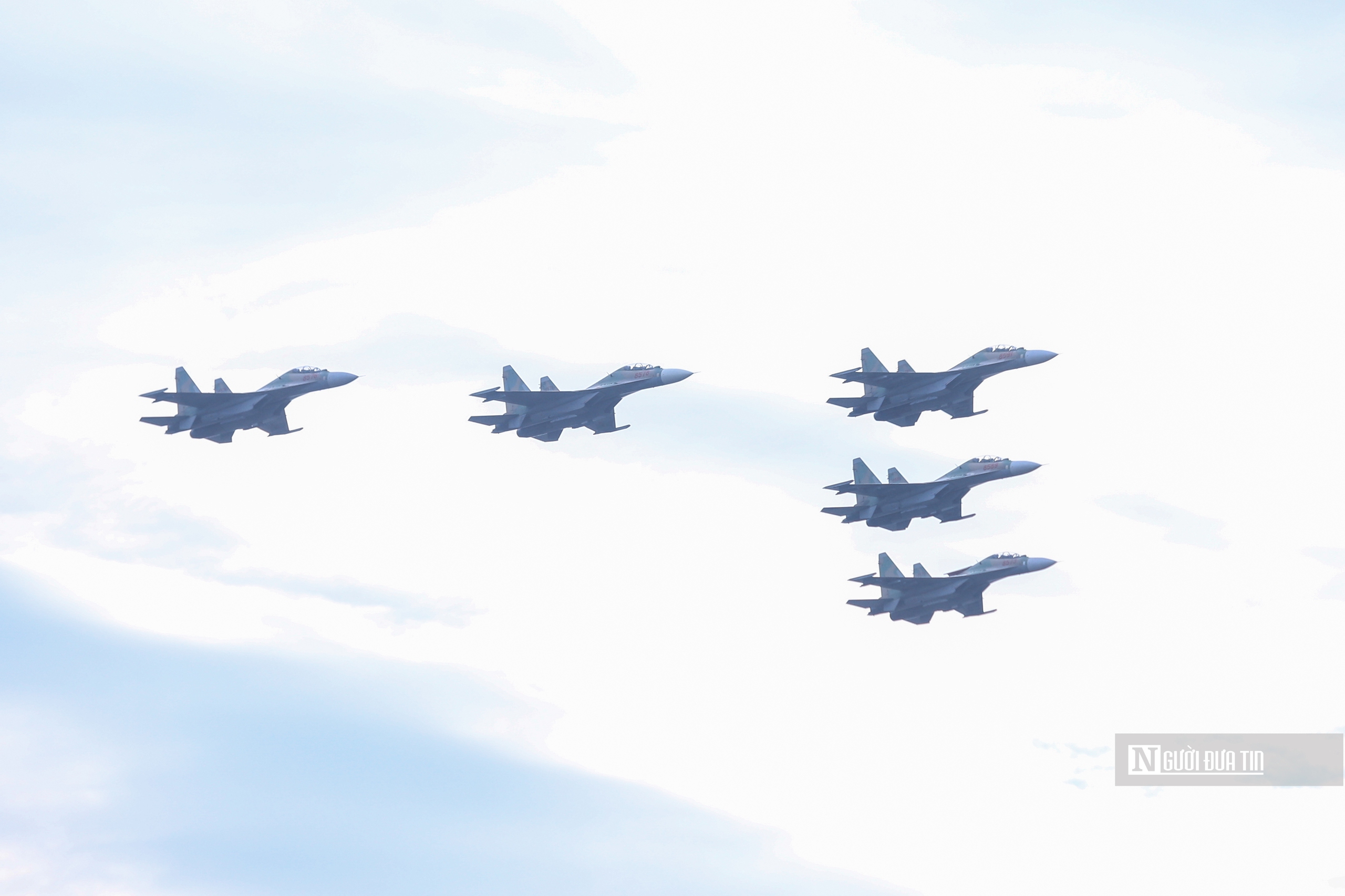 Dàn tiêm kích SU-30MK2 thả bẫy nhiệt trên bầu trời Hà Nội- Ảnh 5. Dàn tiêm kích SU-30MK2 thả bẫy nhiệt trên bầu trời Hà Nội- Ảnh 5.