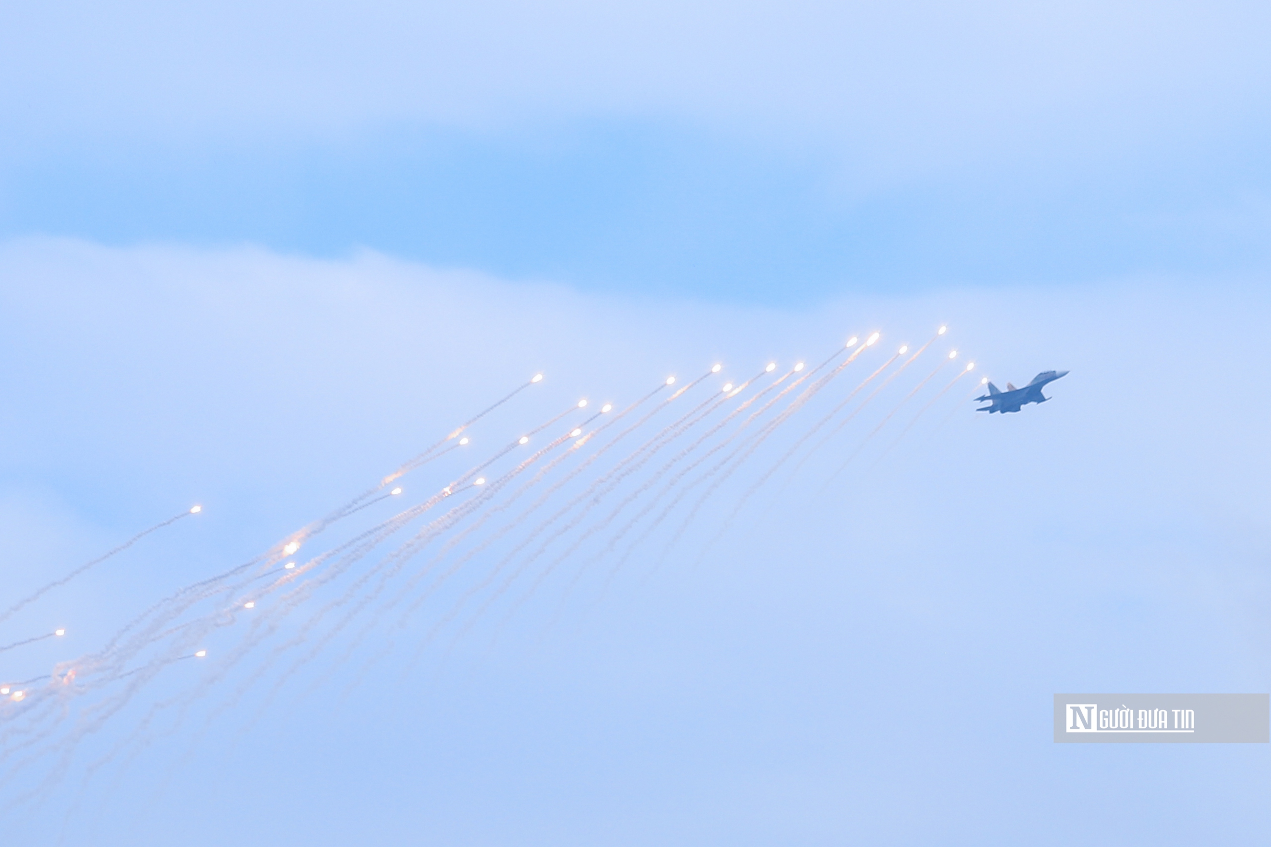 Dàn tiêm kích SU-30MK2 thả bẫy nhiệt trên bầu trời Hà Nội- Ảnh 8. Dàn tiêm kích SU-30MK2 thả bẫy nhiệt trên bầu trời Hà Nội- Ảnh 8.