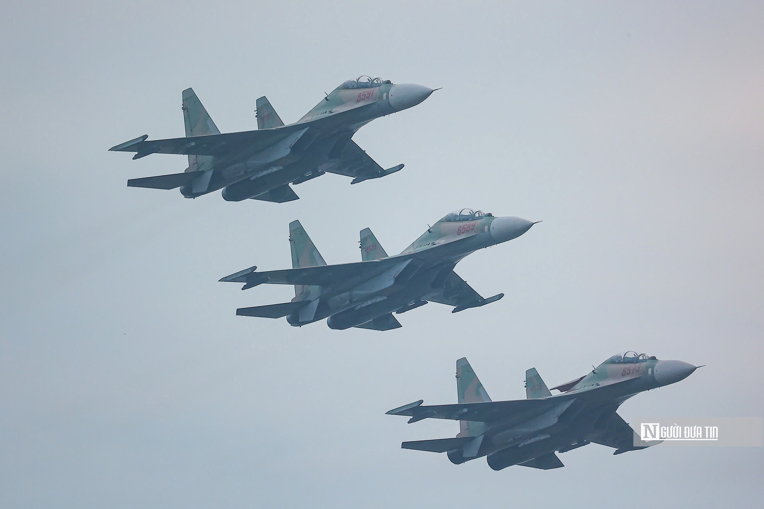 Dàn tiêm kích SU-30MK2 thả bẫy nhiệt trên bầu trời Hà Nội- Ảnh 14. Dàn tiêm kích SU-30MK2 thả bẫy nhiệt trên bầu trời Hà Nội- Ảnh 14.