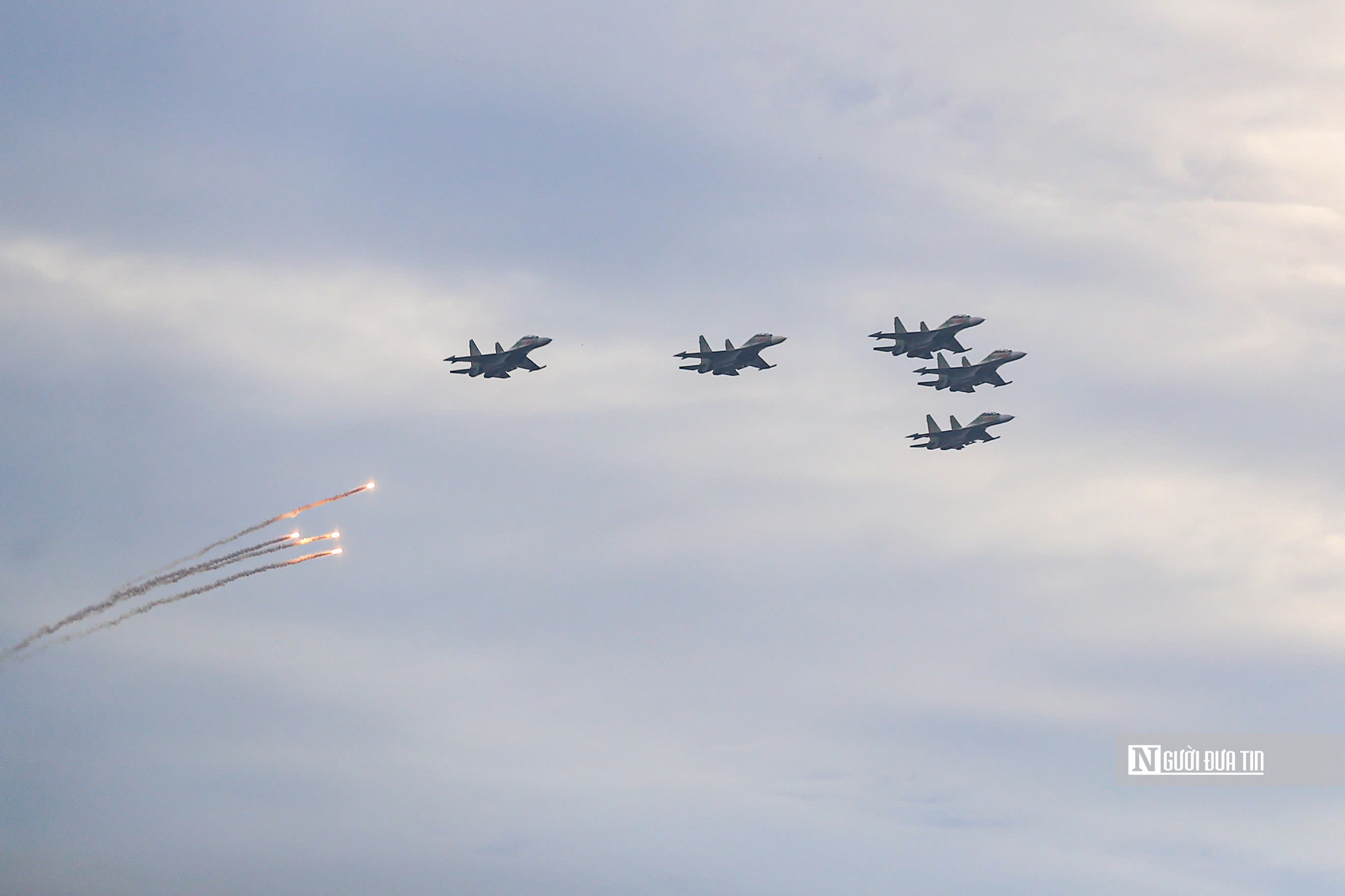 Dàn tiêm kích SU-30MK2 thả bẫy nhiệt trên bầu trời Hà Nội- Ảnh 10. Dàn tiêm kích SU-30MK2 thả bẫy nhiệt trên bầu trời Hà Nội- Ảnh 10.