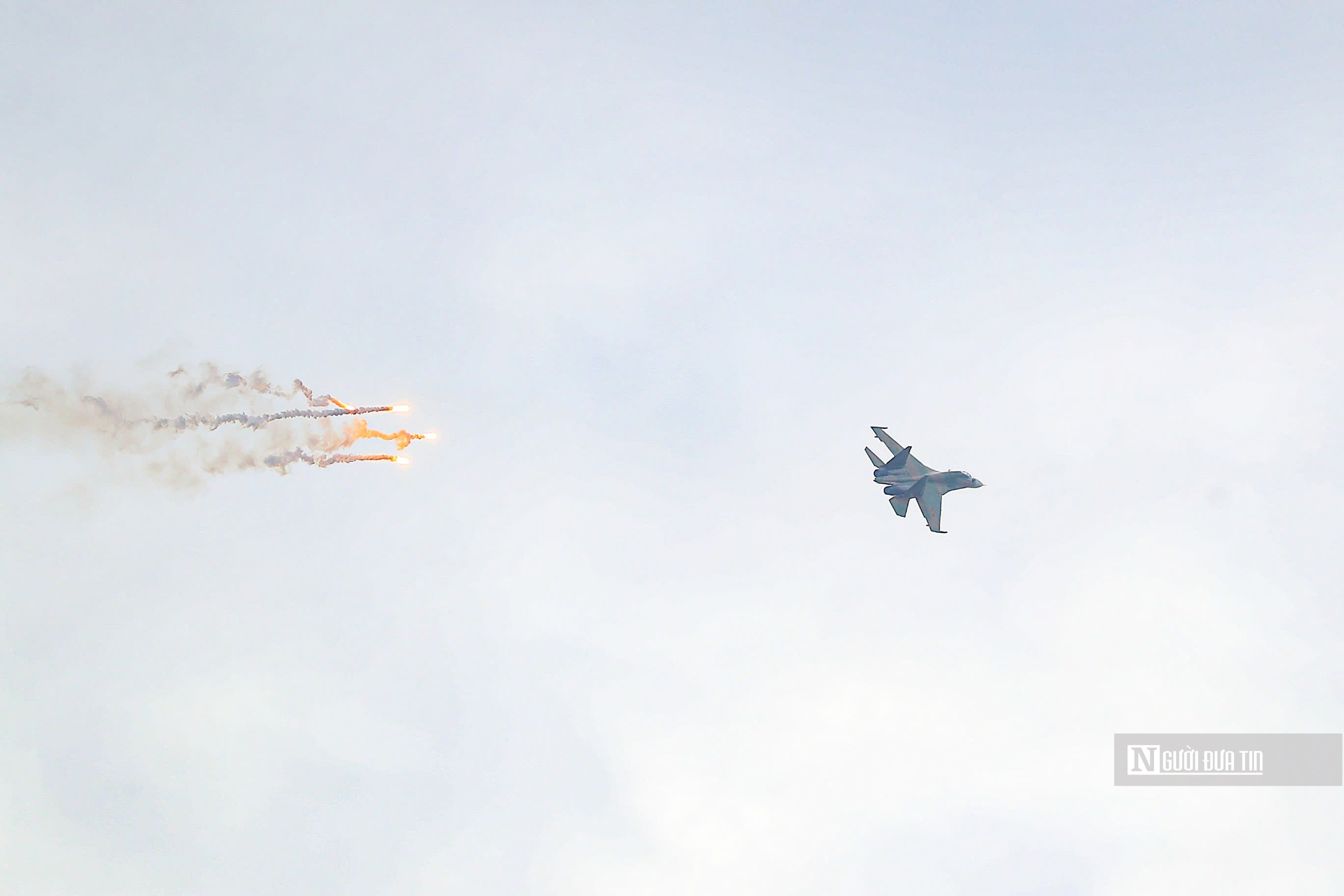 Dàn tiêm kích SU-30MK2 thả bẫy nhiệt trên bầu trời Hà Nội- Ảnh 9. Dàn tiêm kích SU-30MK2 thả bẫy nhiệt trên bầu trời Hà Nội- Ảnh 9.