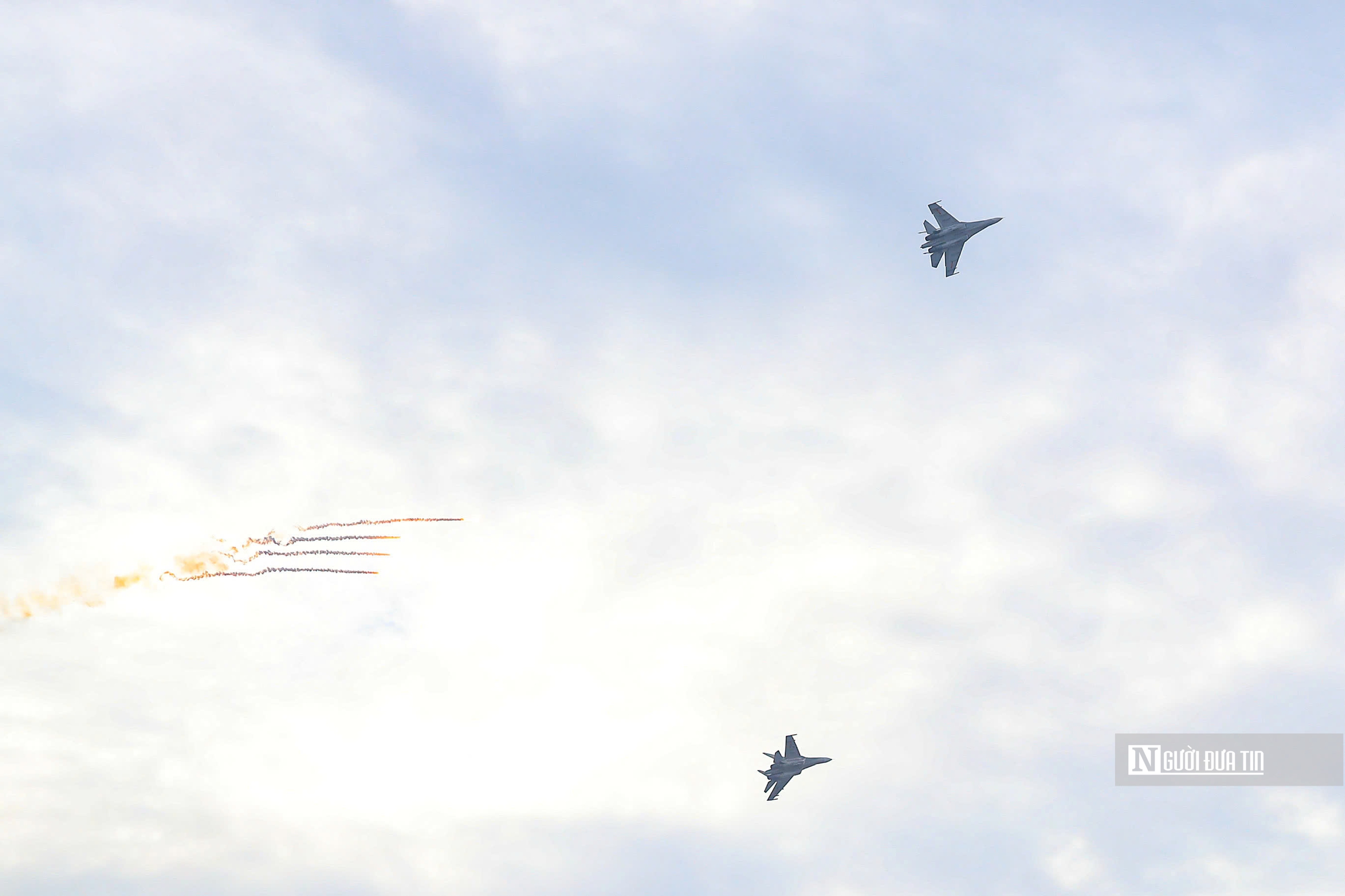 Dàn tiêm kích SU-30MK2 thả bẫy nhiệt trên bầu trời Hà Nội- Ảnh 11. Dàn tiêm kích SU-30MK2 thả bẫy nhiệt trên bầu trời Hà Nội- Ảnh 11.