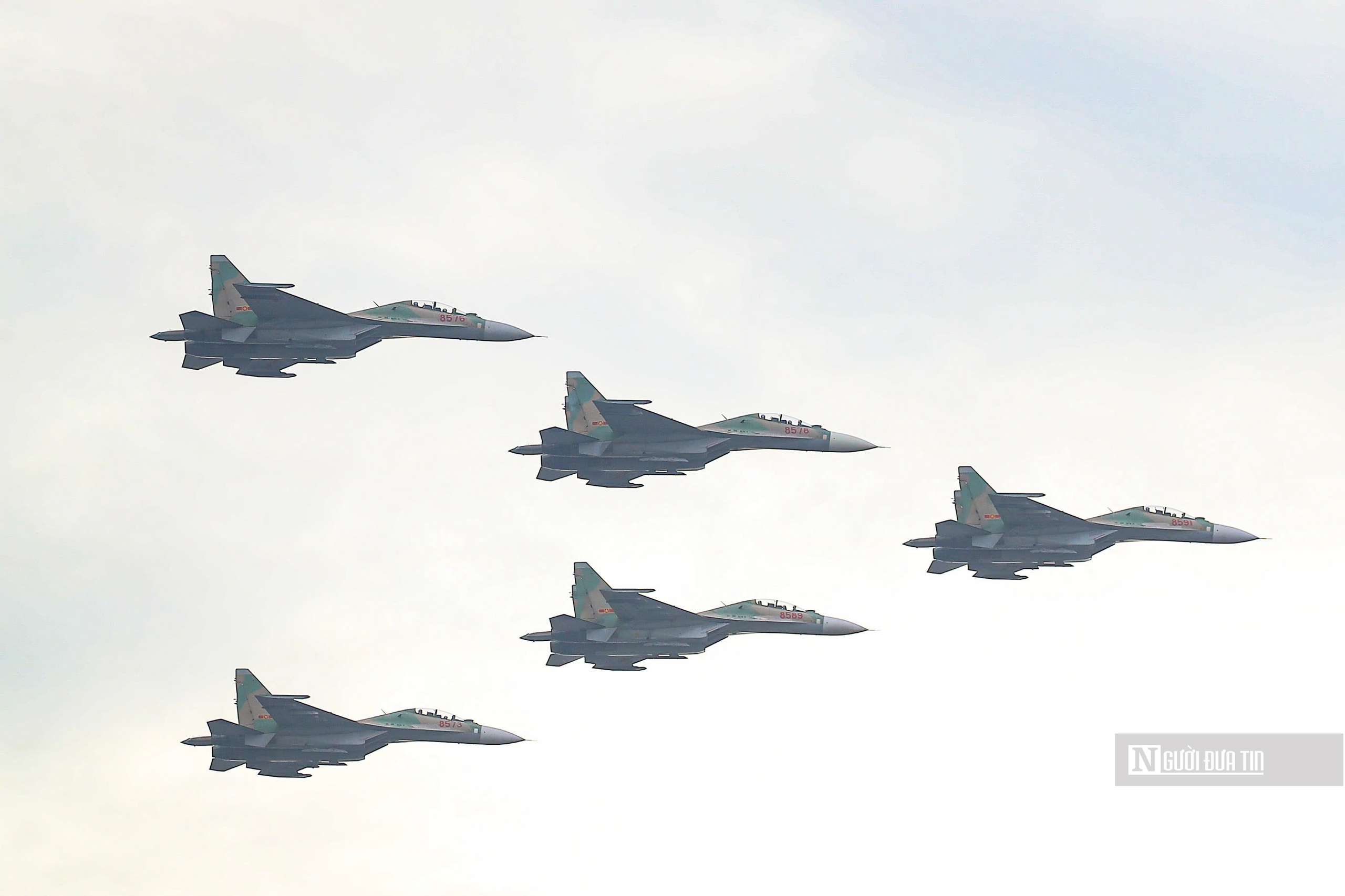 Dàn tiêm kích SU-30MK2 thả bẫy nhiệt trên bầu trời Hà Nội- Ảnh 16. Dàn tiêm kích SU-30MK2 thả bẫy nhiệt trên bầu trời Hà Nội- Ảnh 16.