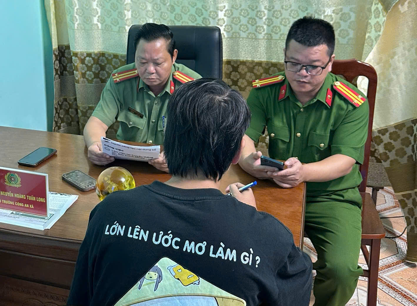 Hưng Yên: Xử lý nam thanh niên đăng tin sai sự thật về công an- Ảnh 1. Hưng Yên: Xử lý nam thanh niên đăng tin sai sự thật về công an- Ảnh 1.