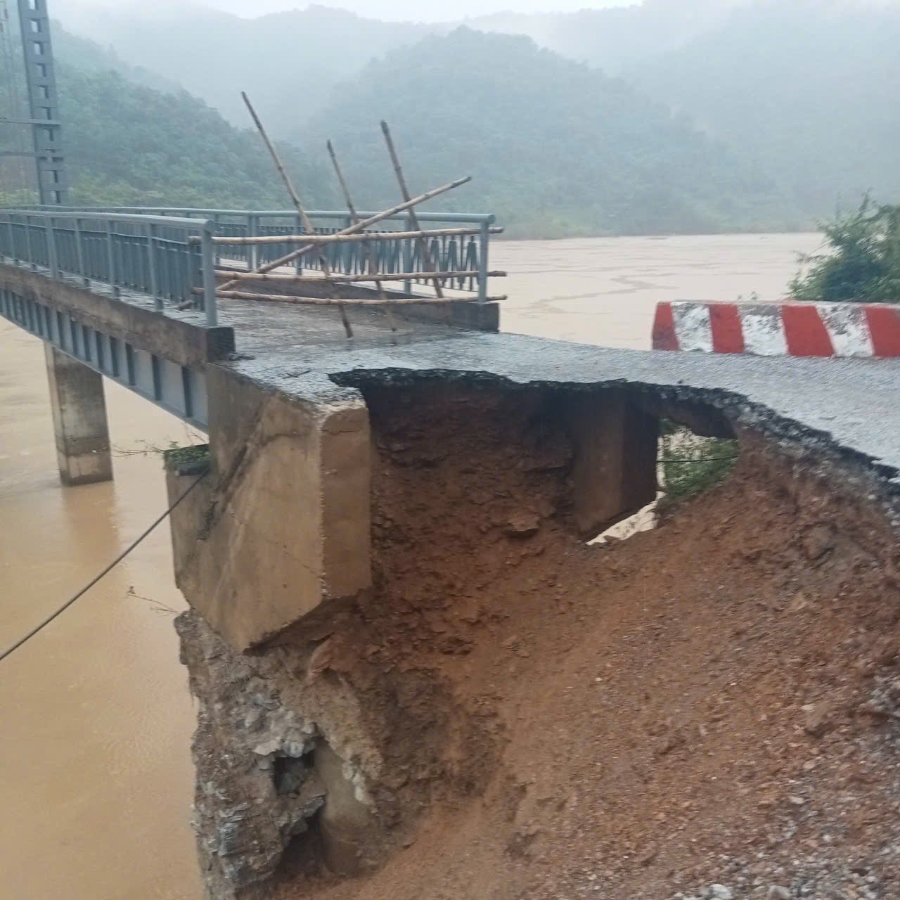 Mưa lớn gây sạt lở cầu qua sông Lam, gần 300 hộ dân bị ảnh hưởng- Ảnh 2. Mưa lớn gây sạt lở cầu qua sông Lam, gần 300 hộ dân bị ảnh hưởng- Ảnh 2.