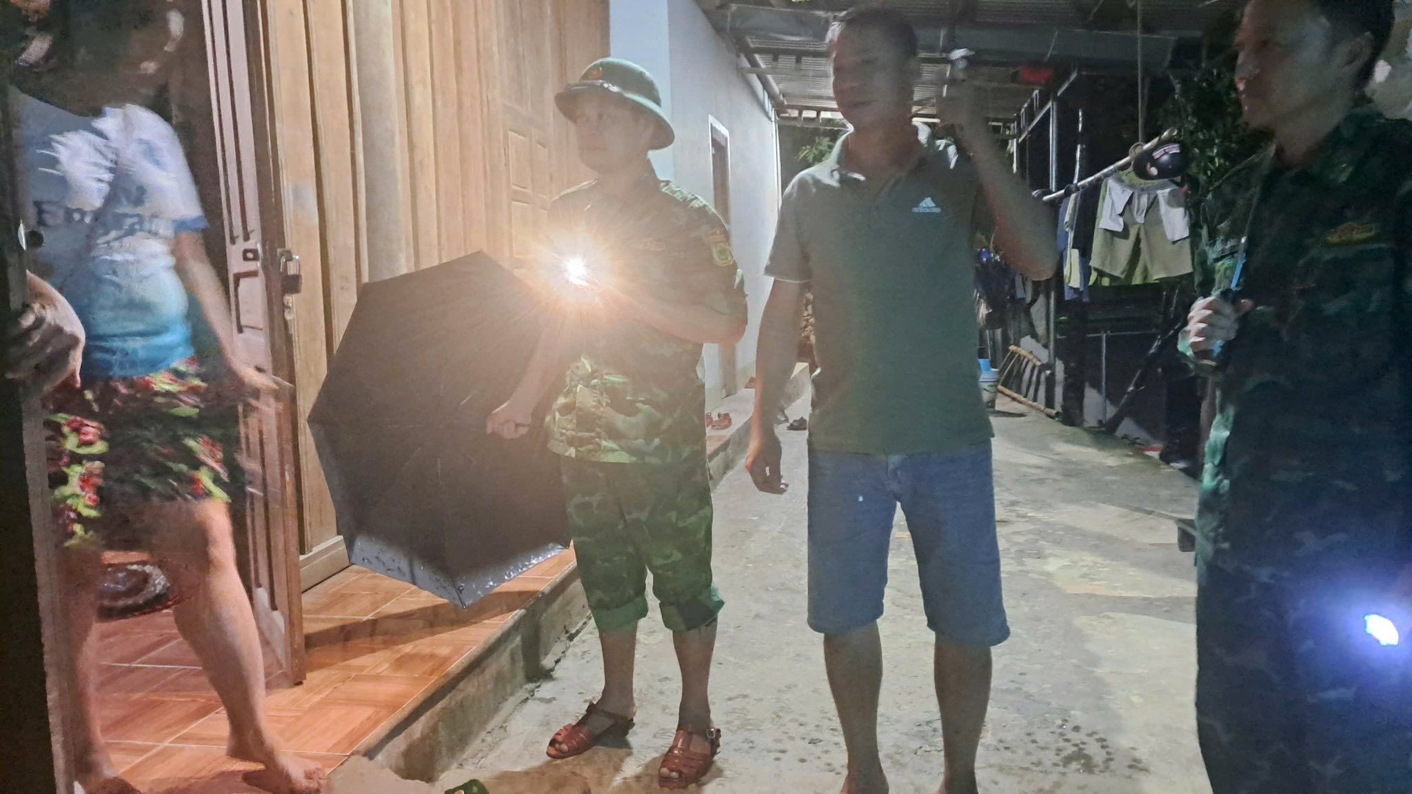 Mưa lớn gây sạt lở cầu qua sông Lam, gần 300 hộ dân bị ảnh hưởng- Ảnh 6. Mưa lớn gây sạt lở cầu qua sông Lam, gần 300 hộ dân bị ảnh hưởng- Ảnh 6.