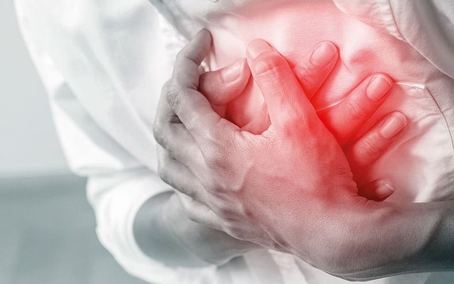 Bệnh viện bị phạt gần 1 tỷ đồng vì lấy bệnh án làm giấy gói đồ ăn - Ảnh 2.