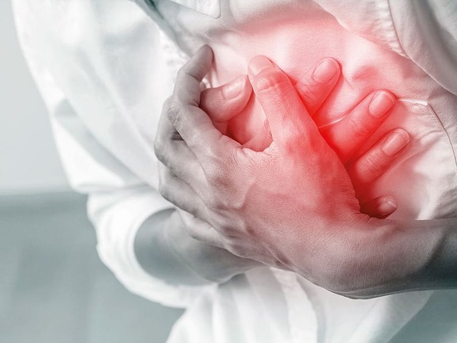 Lên cơn đau tim khi đang đi khám bệnh, bác sĩ phẫu thuật tim tử vong - Ảnh 1.