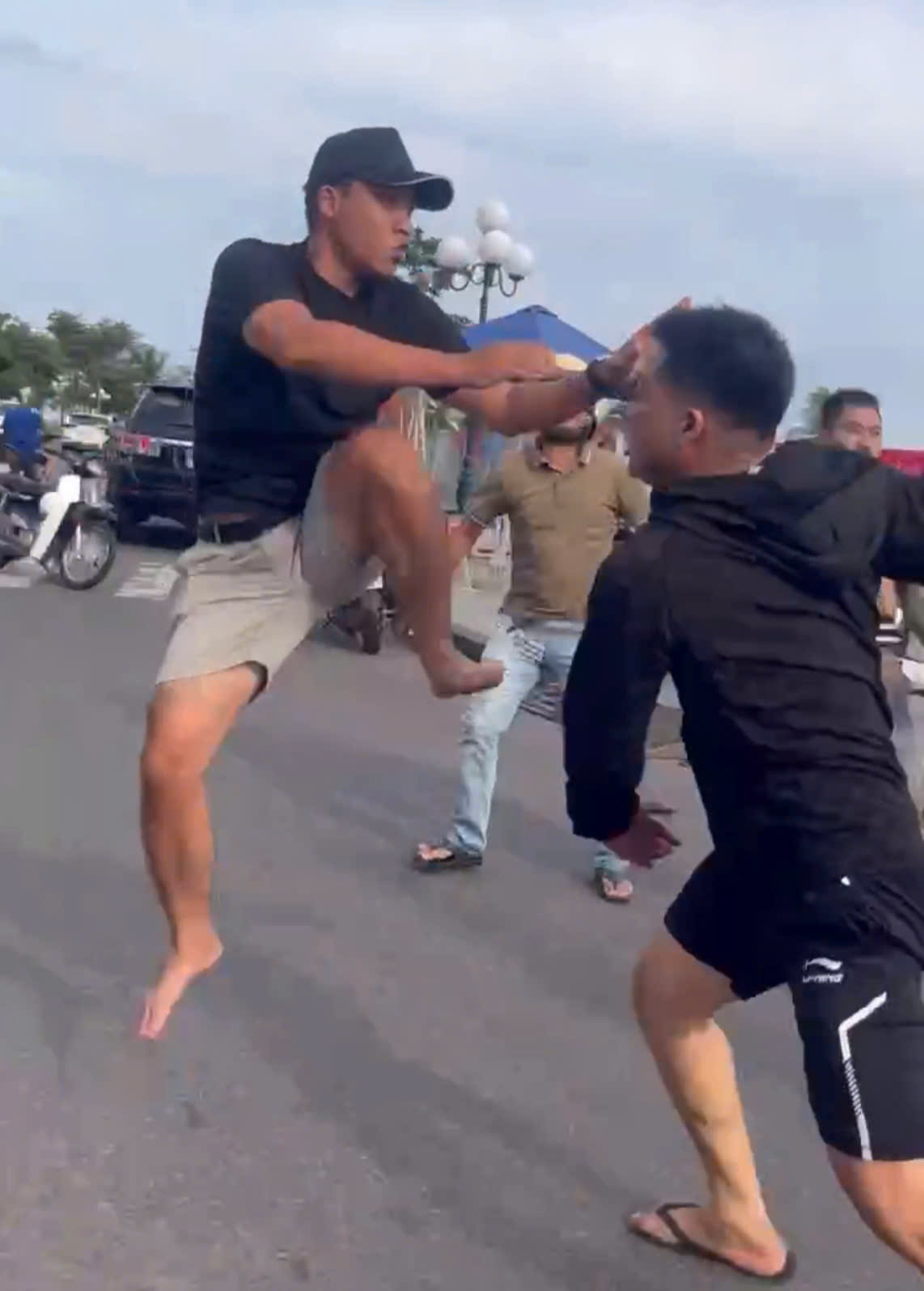 Gia Lai: Xác minh vụ việc nhóm thanh niên đánh nhau khi cho khách vào gửi xe ở Lễ hội tinh hoa đại ngàn- Ảnh 1. Gia Lai: Xác minh vụ việc nhóm thanh niên đánh nhau khi cho khách vào gửi xe ở Lễ hội tinh hoa đại ngàn- Ảnh 1.