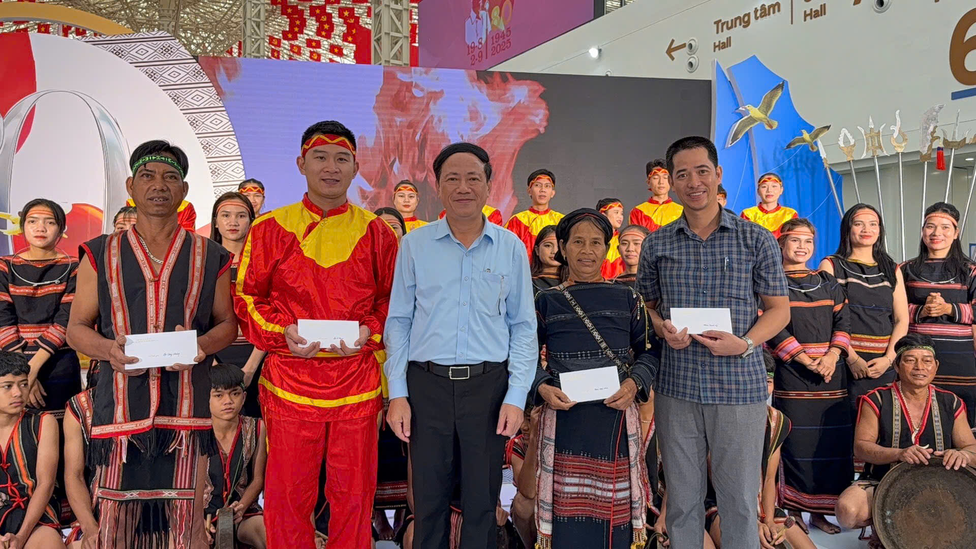 Triển lãm "Gia Lai 80 năm đồng hành cùng đất nước - vững bước vươn xa"- Ảnh 3. Triển lãm "Gia Lai 80 năm đồng hành cùng đất nước - vững bước vươn xa"- Ảnh 3.