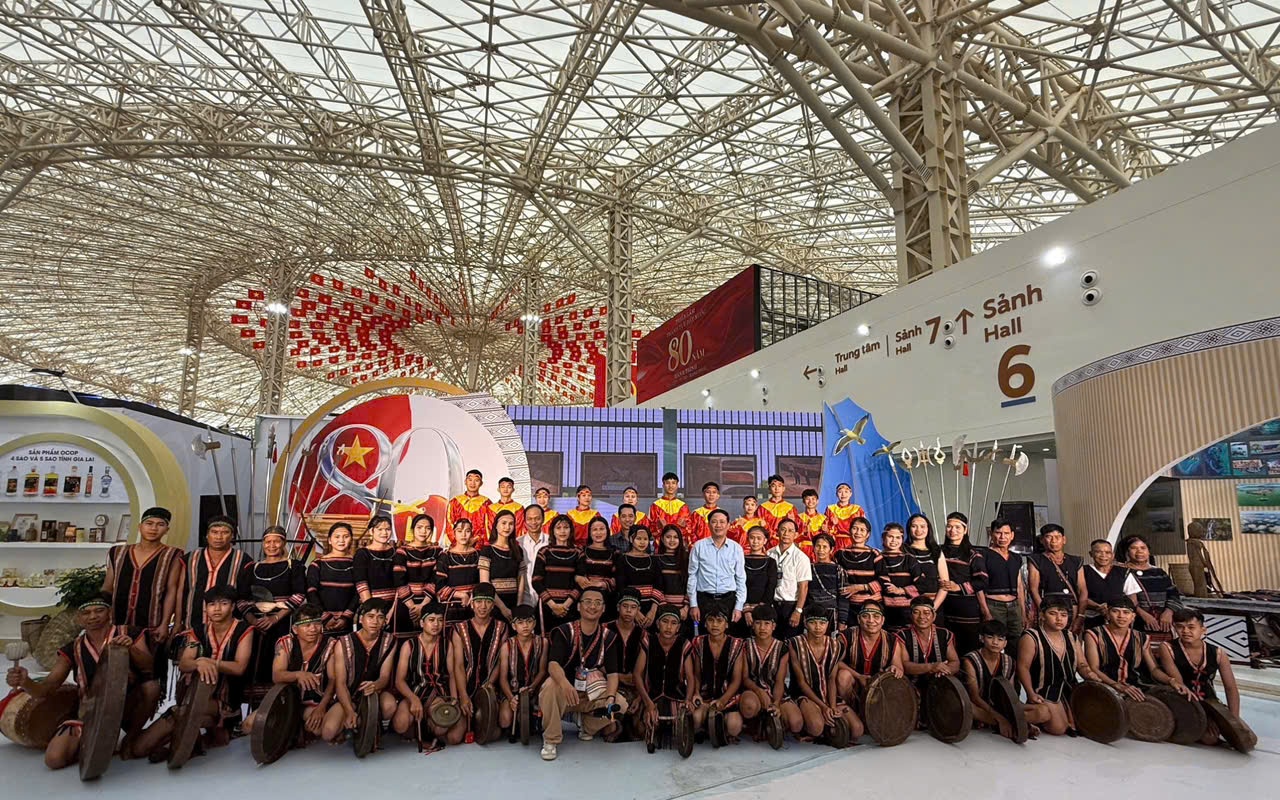 Hoa hậu đại sứ du lịch Việt Nam Đinh Thị Hoa rạng rỡ trong lễ hội đường phố tại Gia Lai- Ảnh 15. Hoa hậu đại sứ du lịch Việt Nam Đinh Thị Hoa rạng rỡ trong lễ hội đường phố tại Gia Lai- Ảnh 15.