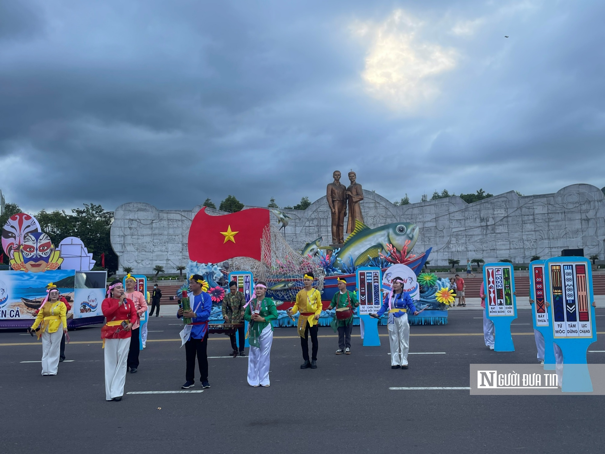 Hoa hậu đại sứ du lịch Việt Nam Đinh Thị Hoa rạng rỡ trong lễ hội đường phố tại Gia Lai- Ảnh 2. Hoa hậu đại sứ du lịch Việt Nam Đinh Thị Hoa rạng rỡ trong lễ hội đường phố tại Gia Lai- Ảnh 2.