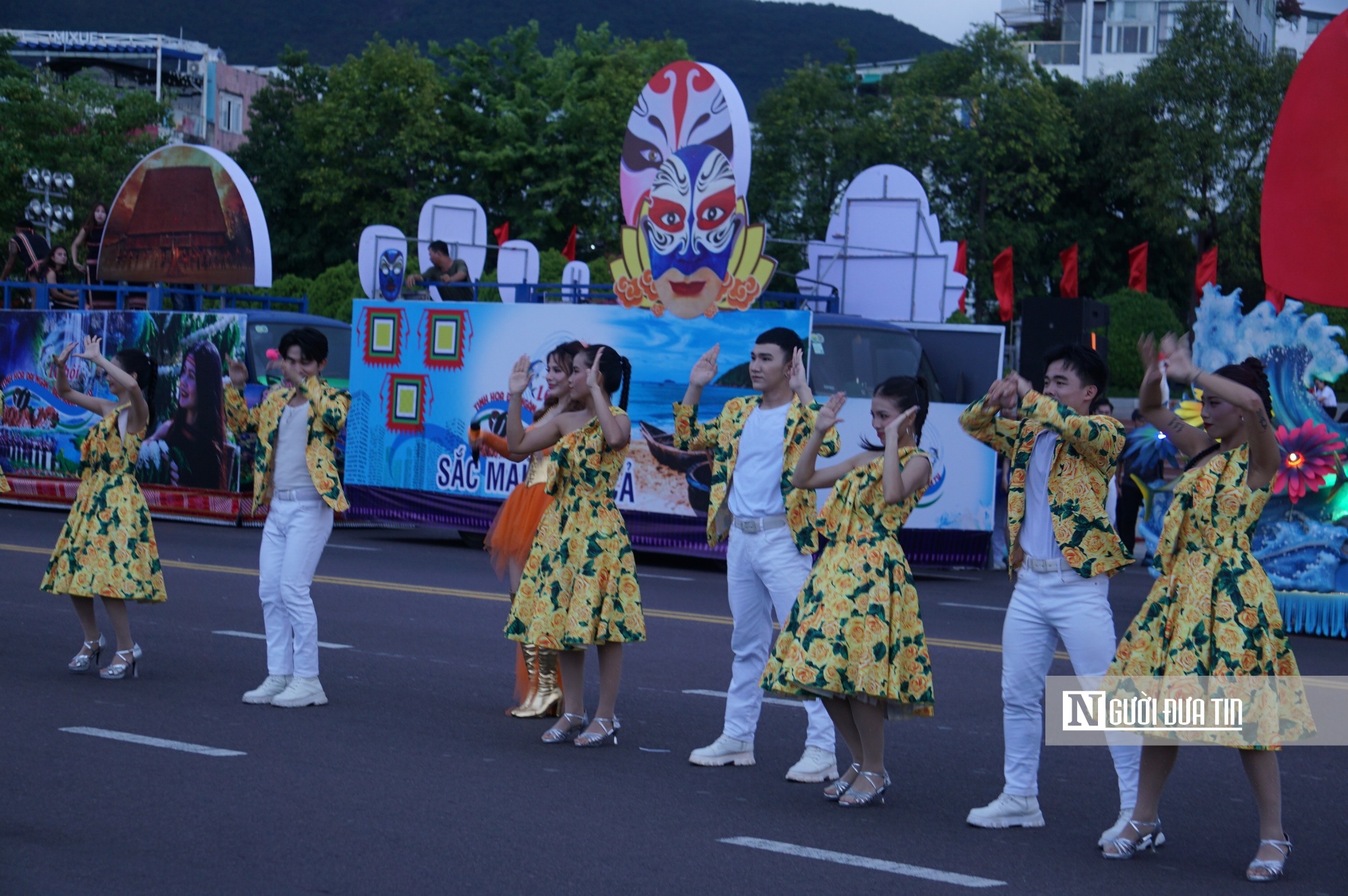 Hoa hậu đại sứ du lịch Việt Nam Đinh Thị Hoa rạng rỡ trong lễ hội đường phố tại Gia Lai- Ảnh 6. Hoa hậu đại sứ du lịch Việt Nam Đinh Thị Hoa rạng rỡ trong lễ hội đường phố tại Gia Lai- Ảnh 6.