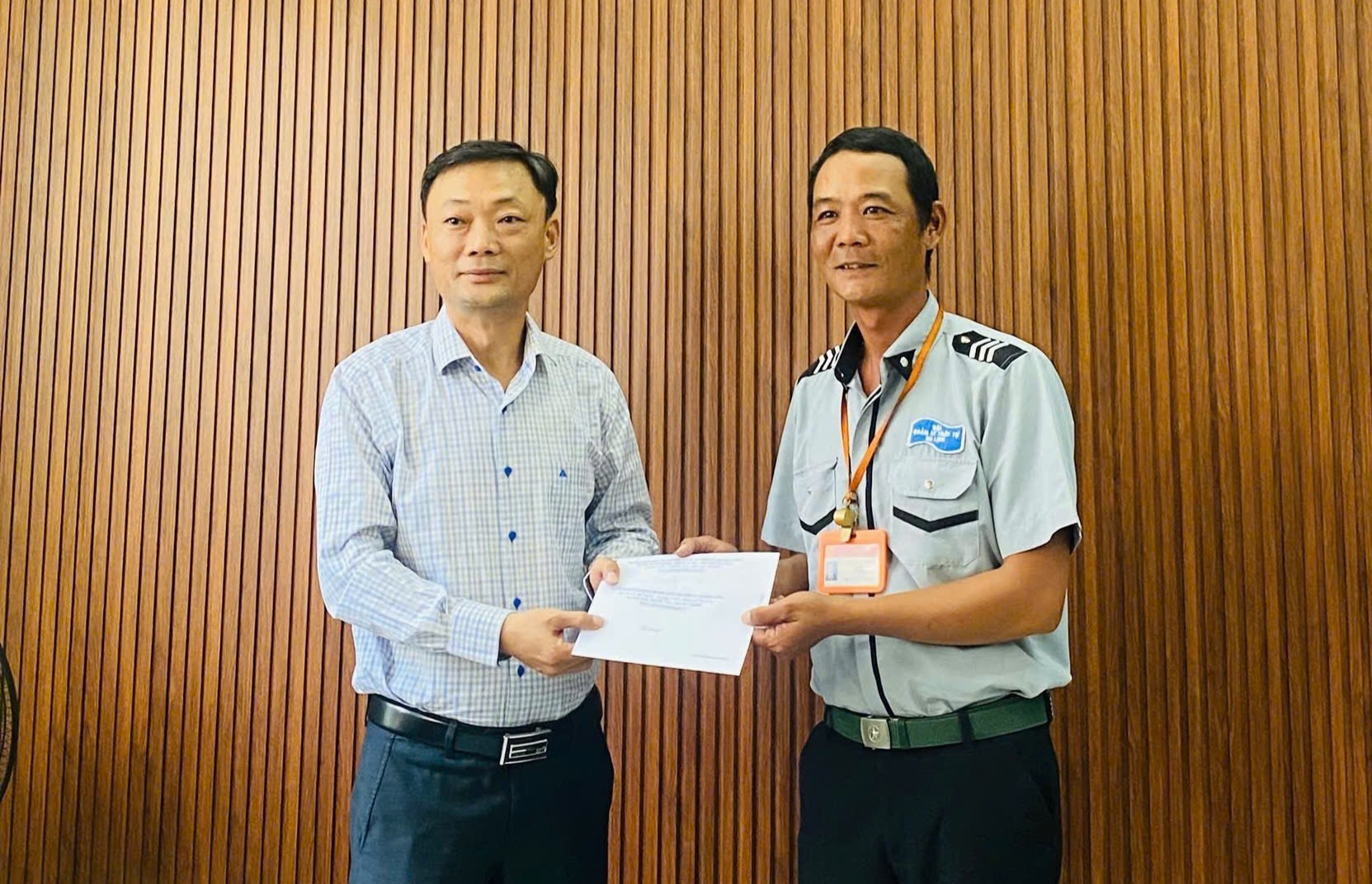 Khen thưởng hai người tìm lại nhẫn đính hôn cho du khách Úc- Ảnh 1.