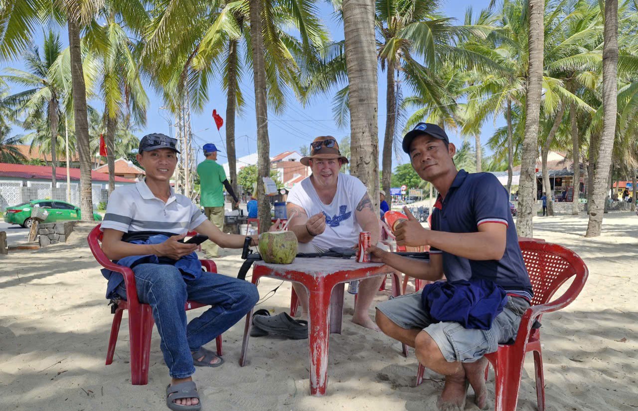 Khen thưởng hai người tìm lại nhẫn đính hôn cho du khách Úc- Ảnh 2.