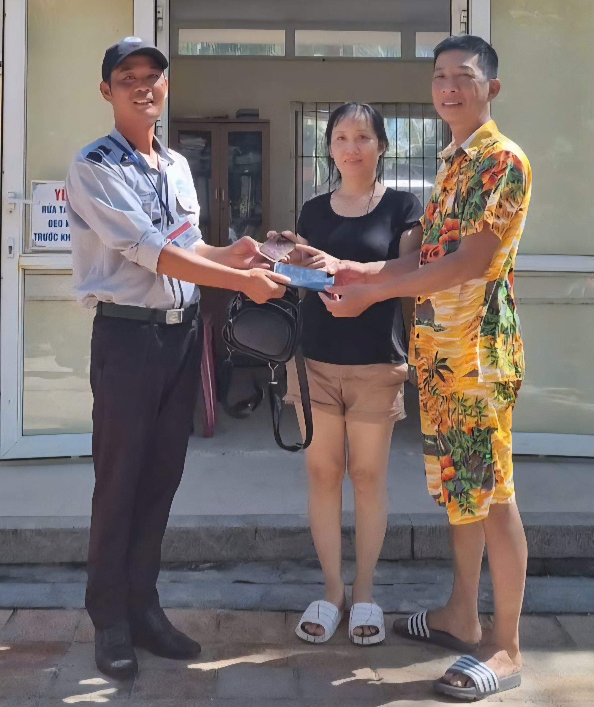Khen thưởng hai người tìm lại nhẫn đính hôn cho du khách Úc- Ảnh 3.