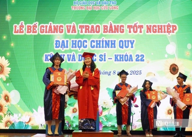 Trường đại học Cửu Long trao bằng tốt nghiệp cho 227 tân kỹ sư, dược sĩ - Ảnh 1.