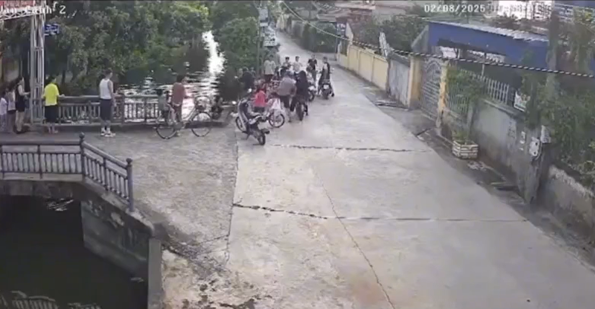 Bản tin 4/8: Camera ghi cảnh "người hùng" cứu cháu bé bị đuối nước - Ảnh 1.