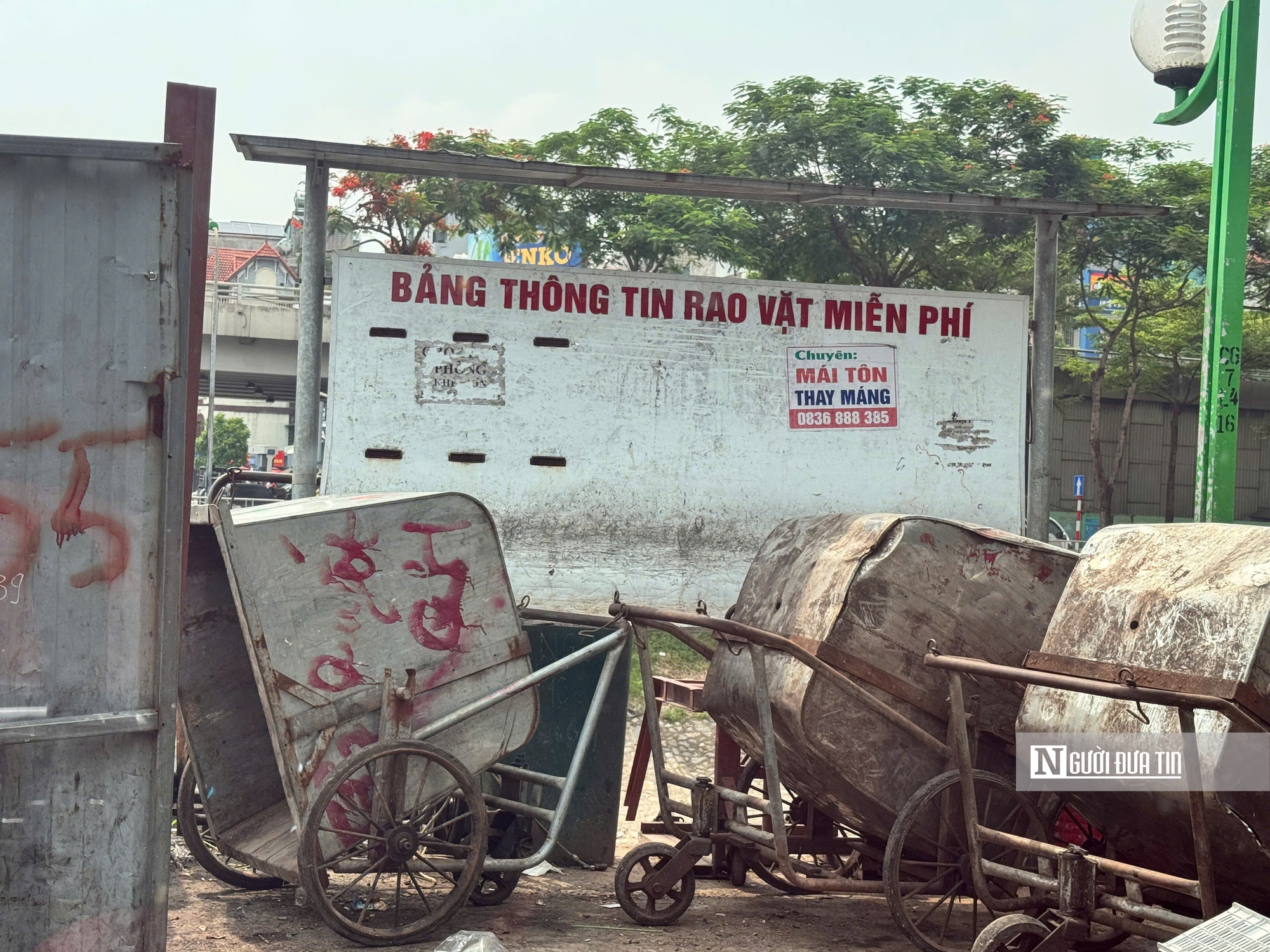 Hà Nội: Rác thải ùn ứ, nhiều tuyến phố bốc mùi nồng nặc- Ảnh 3. Hà Nội: Rác thải ùn ứ, nhiều tuyến phố bốc mùi nồng nặc- Ảnh 3.