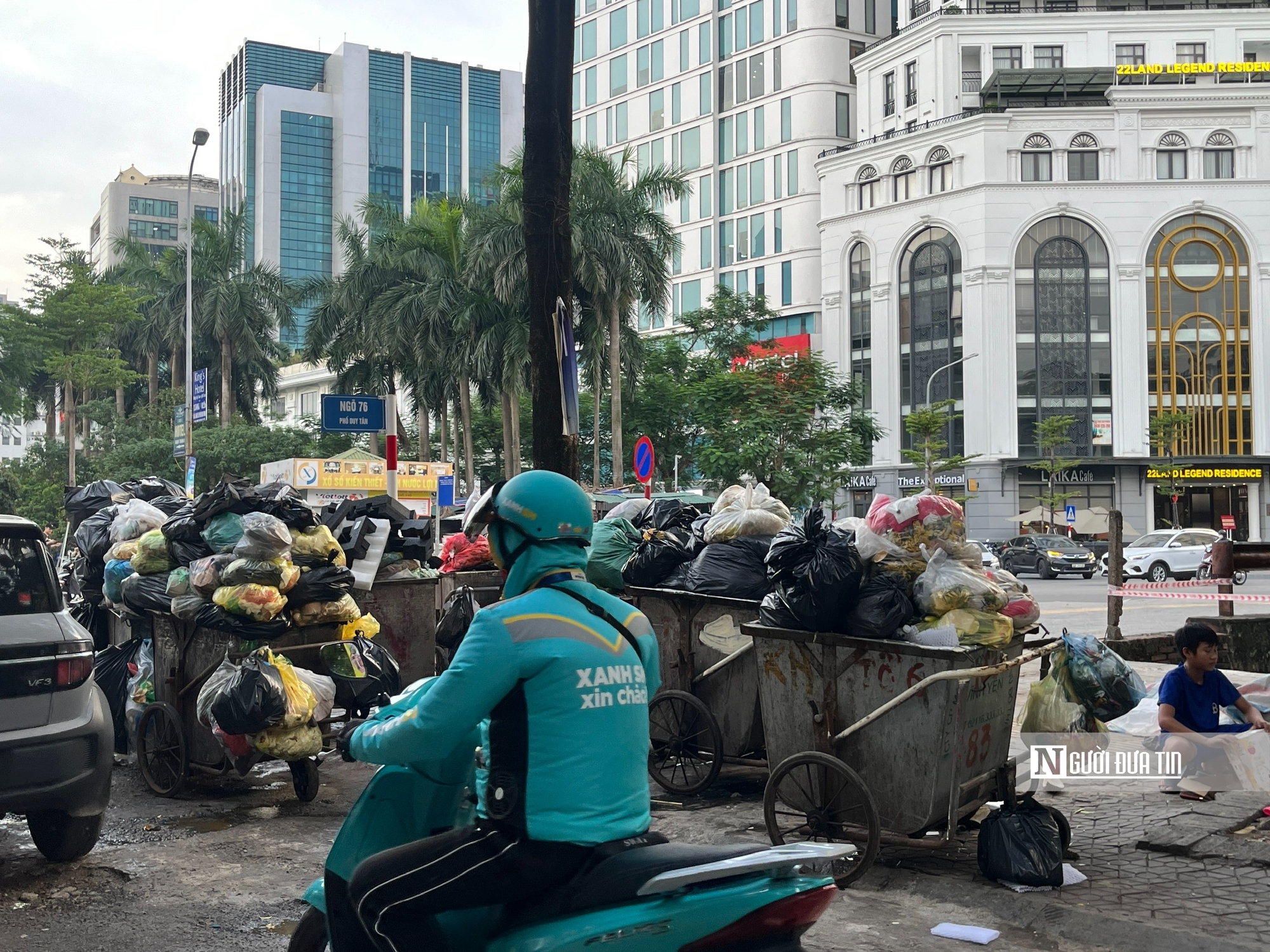 Hà Nội: Rác thải ùn ứ, nhiều tuyến phố bốc mùi nồng nặc- Ảnh 4. Hà Nội: Rác thải ùn ứ, nhiều tuyến phố bốc mùi nồng nặc- Ảnh 4.