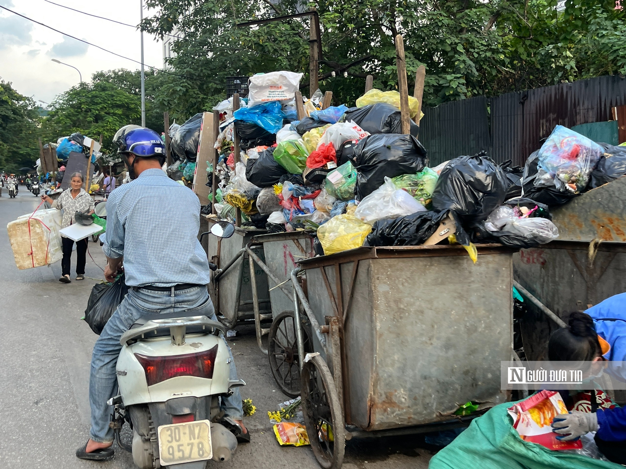 Hà Nội: Rác thải ùn ứ, nhiều tuyến phố bốc mùi nồng nặc- Ảnh 5. Hà Nội: Rác thải ùn ứ, nhiều tuyến phố bốc mùi nồng nặc- Ảnh 5.