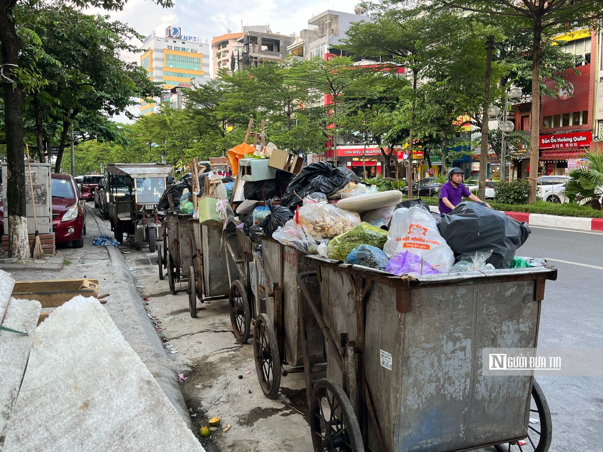 Hà Nội: Rác thải ùn ứ, nhiều tuyến phố bốc mùi nồng nặc- Ảnh 6. Hà Nội: Rác thải ùn ứ, nhiều tuyến phố bốc mùi nồng nặc- Ảnh 6.
