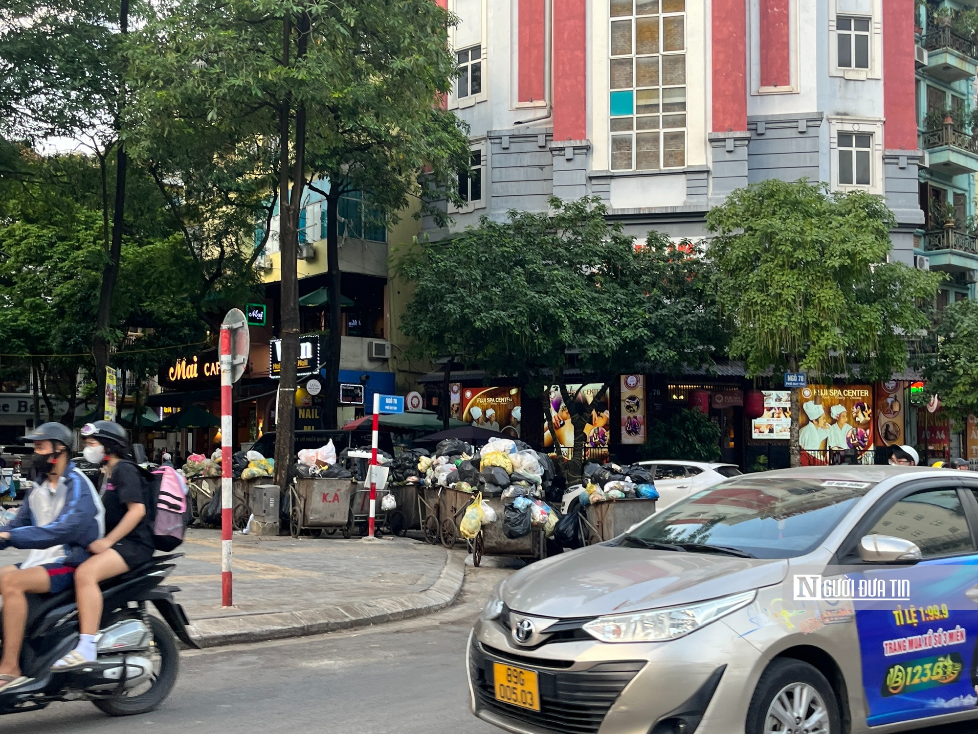 Hà Nội: Rác thải ùn ứ, nhiều tuyến phố bốc mùi nồng nặc- Ảnh 7. Hà Nội: Rác thải ùn ứ, nhiều tuyến phố bốc mùi nồng nặc- Ảnh 7.