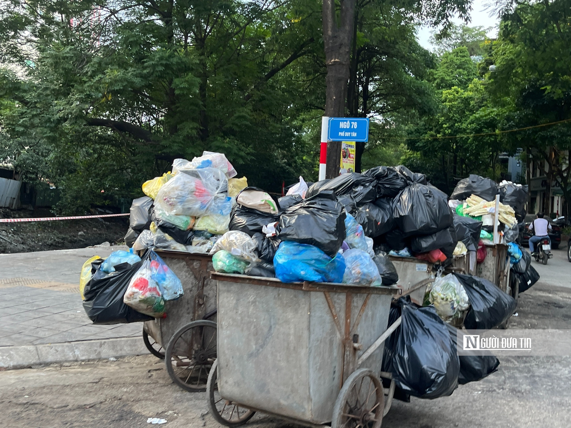 Hà Nội: Rác thải ùn ứ, nhiều tuyến phố bốc mùi nồng nặc- Ảnh 8. Hà Nội: Rác thải ùn ứ, nhiều tuyến phố bốc mùi nồng nặc- Ảnh 8.