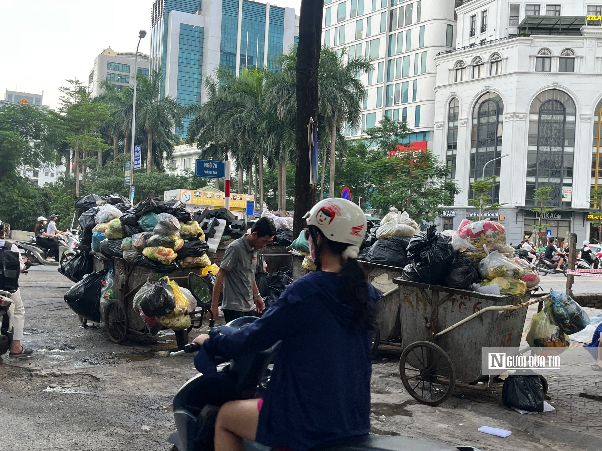 Hà Nội: Rác thải ùn ứ, nhiều tuyến phố bốc mùi nồng nặc- Ảnh 10. Hà Nội: Rác thải ùn ứ, nhiều tuyến phố bốc mùi nồng nặc- Ảnh 10.