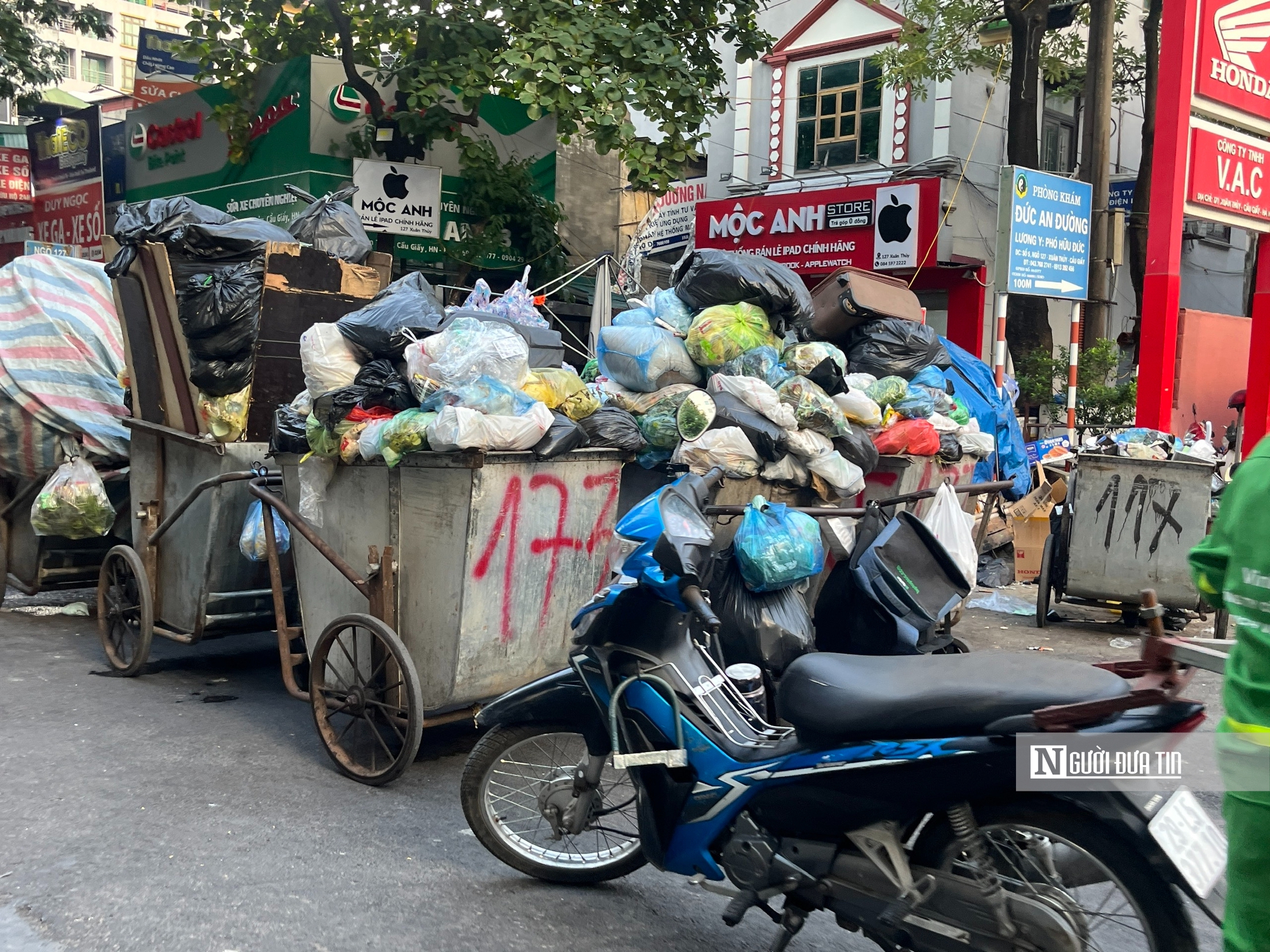 Hà Nội: Rác thải ùn ứ, nhiều tuyến phố bốc mùi nồng nặc- Ảnh 11. Hà Nội: Rác thải ùn ứ, nhiều tuyến phố bốc mùi nồng nặc- Ảnh 11.
