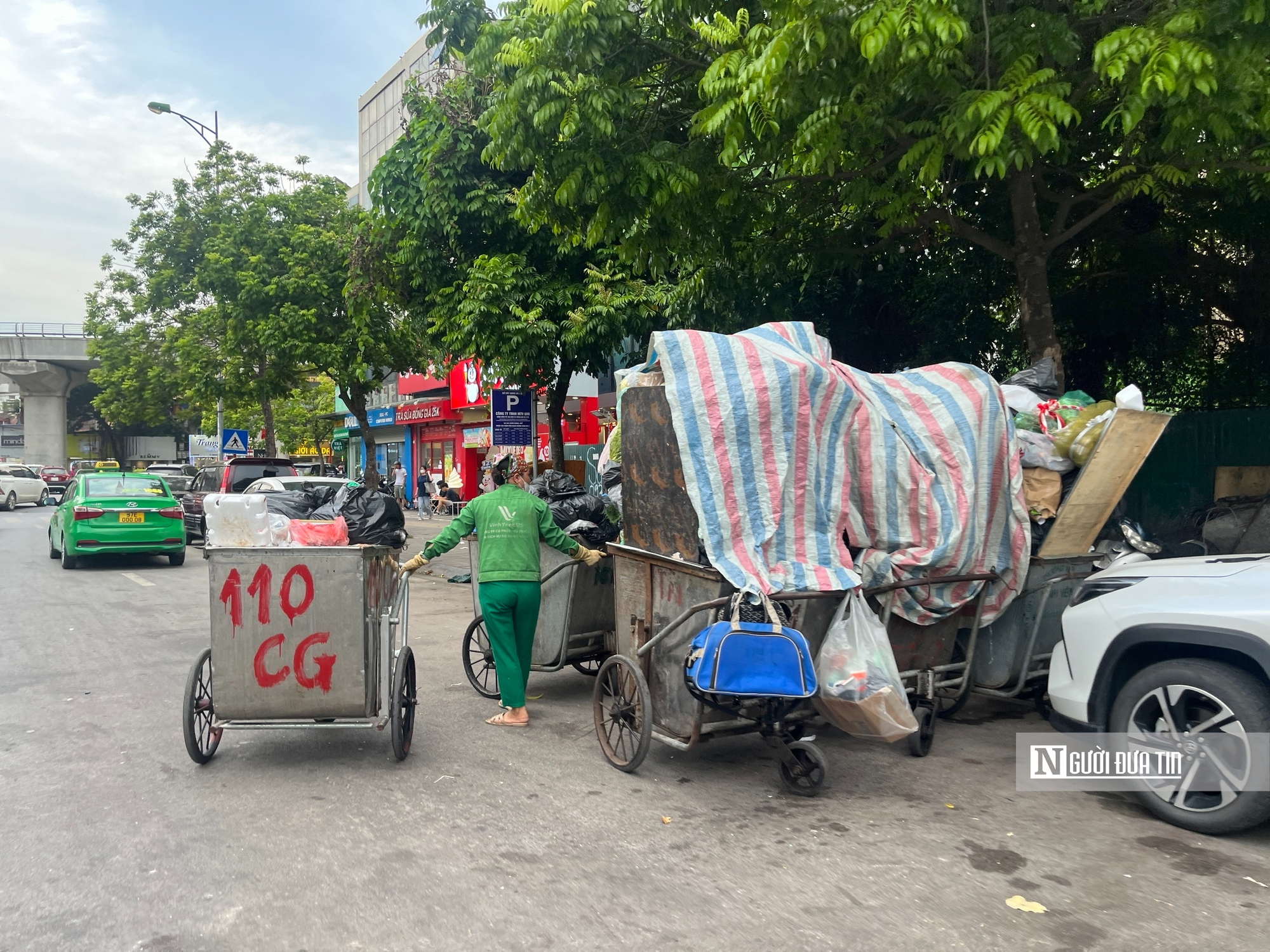 Hà Nội: Rác thải ùn ứ, nhiều tuyến phố bốc mùi nồng nặc- Ảnh 13. Hà Nội: Rác thải ùn ứ, nhiều tuyến phố bốc mùi nồng nặc- Ảnh 13.
