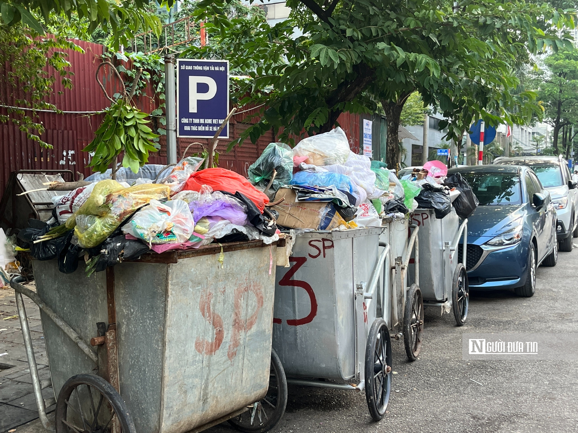 Hà Nội: Rác thải ùn ứ, nhiều tuyến phố bốc mùi nồng nặc- Ảnh 14. Hà Nội: Rác thải ùn ứ, nhiều tuyến phố bốc mùi nồng nặc- Ảnh 14.