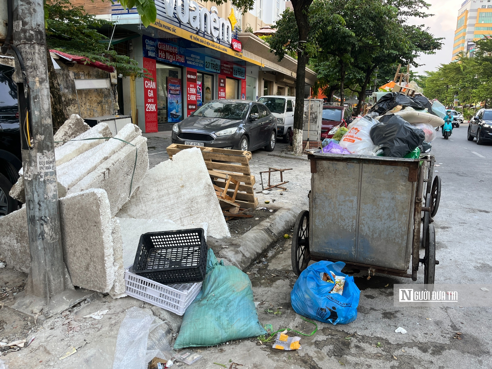 Hà Nội: Rác thải ùn ứ, nhiều tuyến phố bốc mùi nồng nặc- Ảnh 15. Hà Nội: Rác thải ùn ứ, nhiều tuyến phố bốc mùi nồng nặc- Ảnh 15.