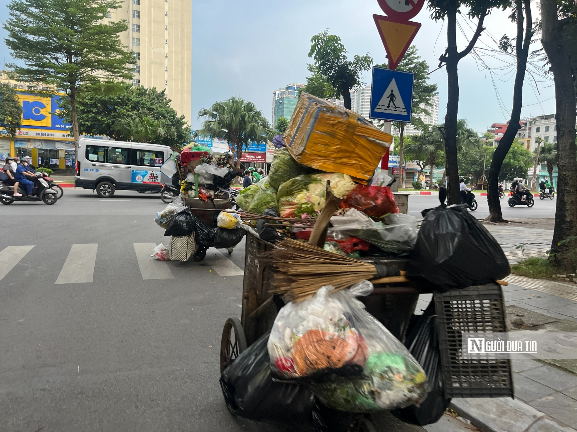 Hà Nội: Rác thải ùn ứ, nhiều tuyến phố bốc mùi nồng nặc- Ảnh 16. Hà Nội: Rác thải ùn ứ, nhiều tuyến phố bốc mùi nồng nặc- Ảnh 16.