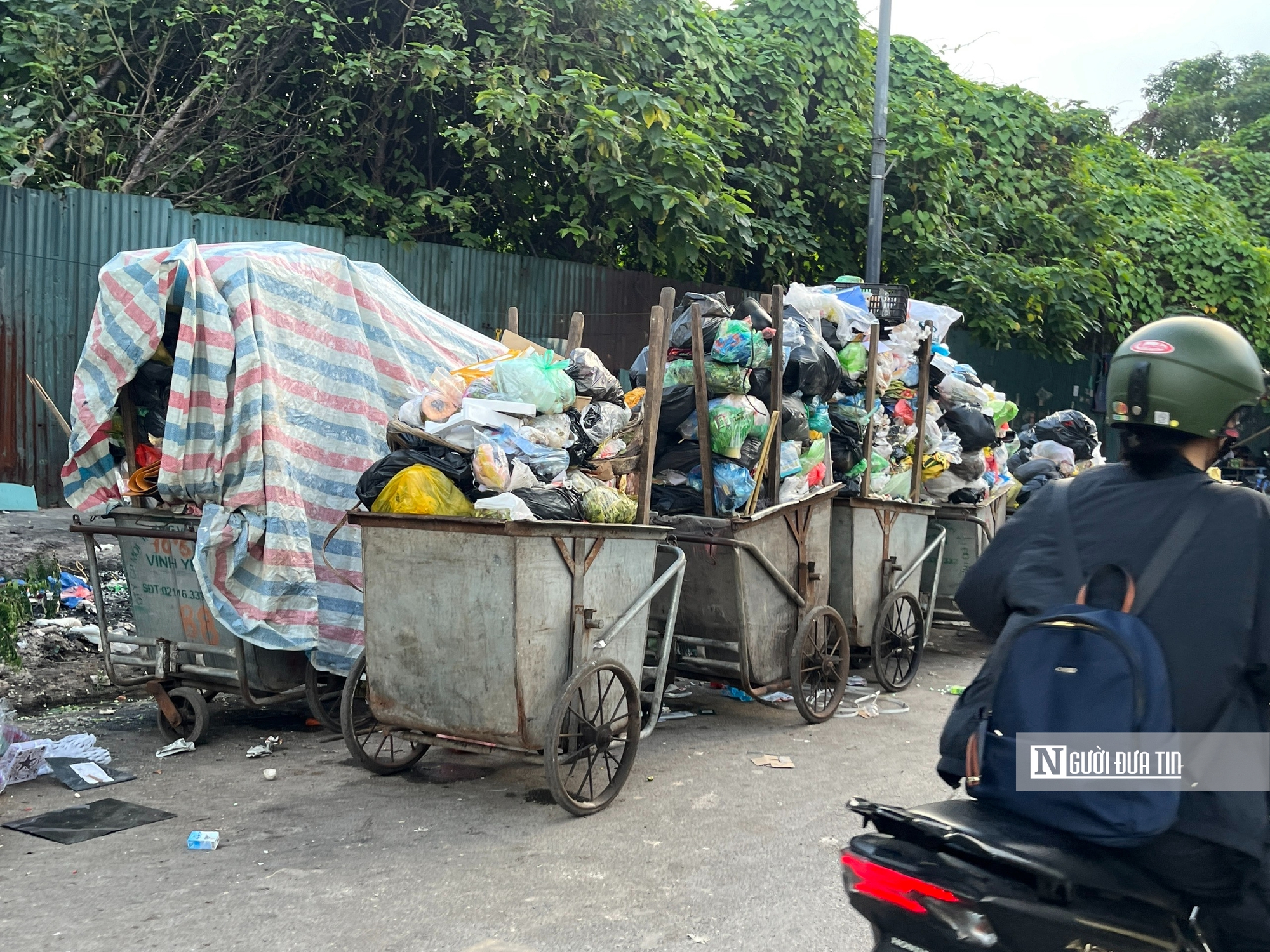 Hà Nội: Rác thải ùn ứ, nhiều tuyến phố bốc mùi nồng nặc- Ảnh 17. Hà Nội: Rác thải ùn ứ, nhiều tuyến phố bốc mùi nồng nặc- Ảnh 17.