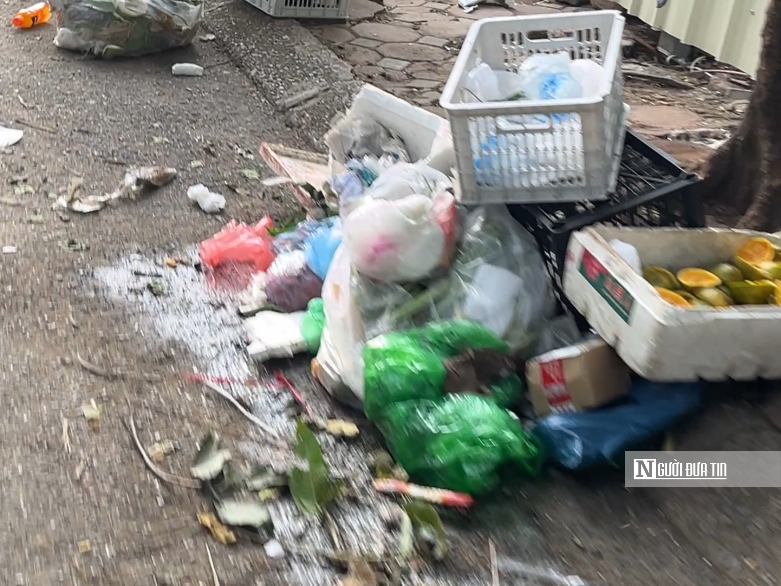 Hà Nội: Rác thải ùn ứ, nhiều tuyến phố bốc mùi nồng nặc- Ảnh 18. Hà Nội: Rác thải ùn ứ, nhiều tuyến phố bốc mùi nồng nặc- Ảnh 18.