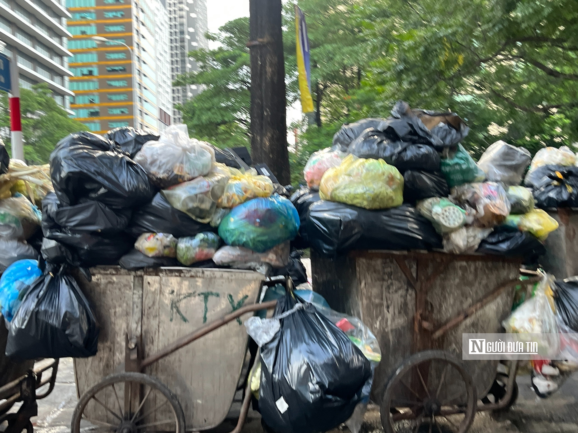 Hà Nội: Rác thải ùn ứ, nhiều tuyến phố bốc mùi nồng nặc- Ảnh 19.