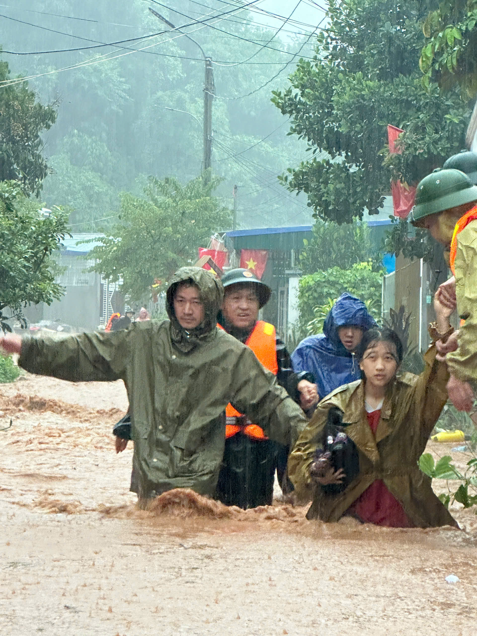 Chủ động công tác y tế ứng phó, khắc phục hậu quả thiên tai mùa bão lũ- Ảnh 2.